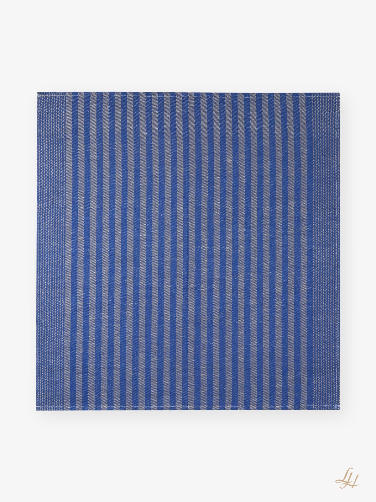 Ein quadratisches blaues und graues Leinen-Grubentuch mit vertikalen Streifen und einem dünnen Rand, dargestellt auf einem schlichten weißen Hintergrund.