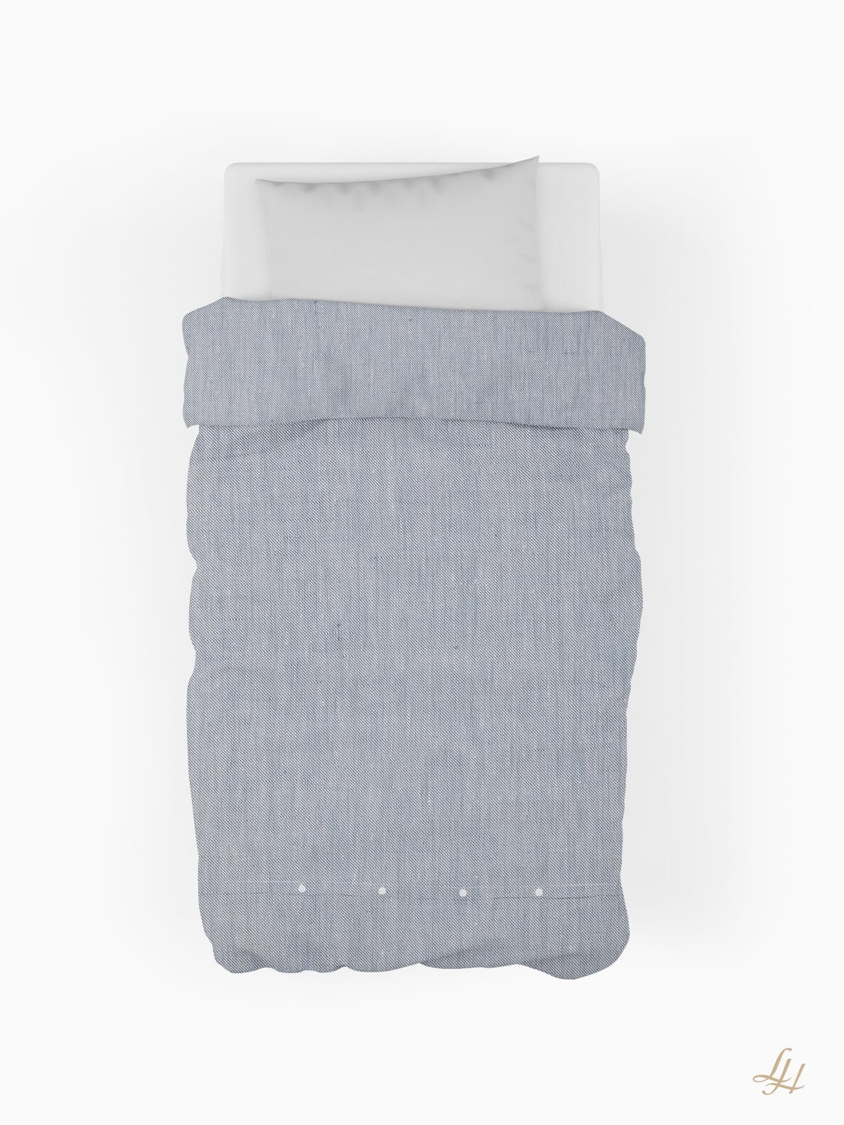 Ein Einzelbett mit Leinenbettwäsche aus europäischem Flachs, weißem Kopfkissen und hellblauem, strukturiertem Bettbezug auf weißem Hintergrund.