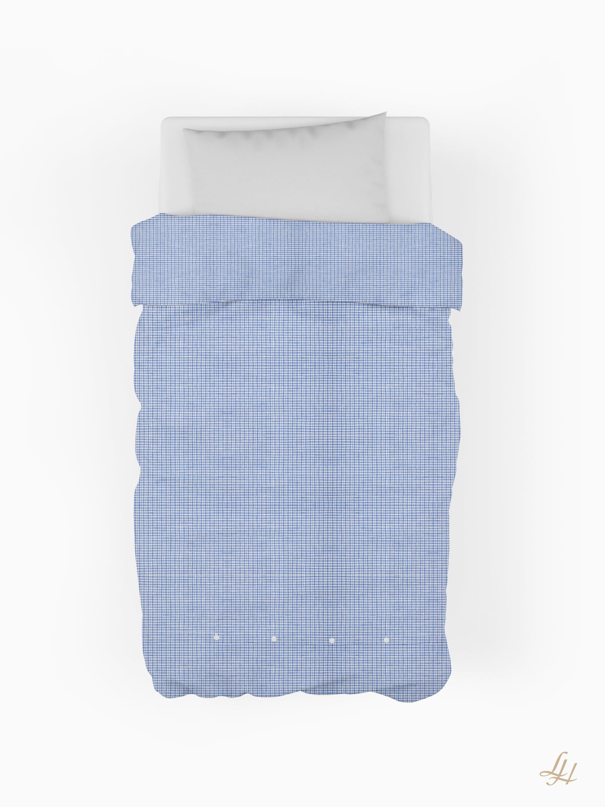 Draufsicht auf ein ordentlich gemachtes Bett mit einem weißen Kissen und einem blau-weiß karierten Bettbezug, vor einem schlichten weißen Hintergrund. In der unteren rechten Ecke befindet sich ein kleines goldenes "LH"-Logo.