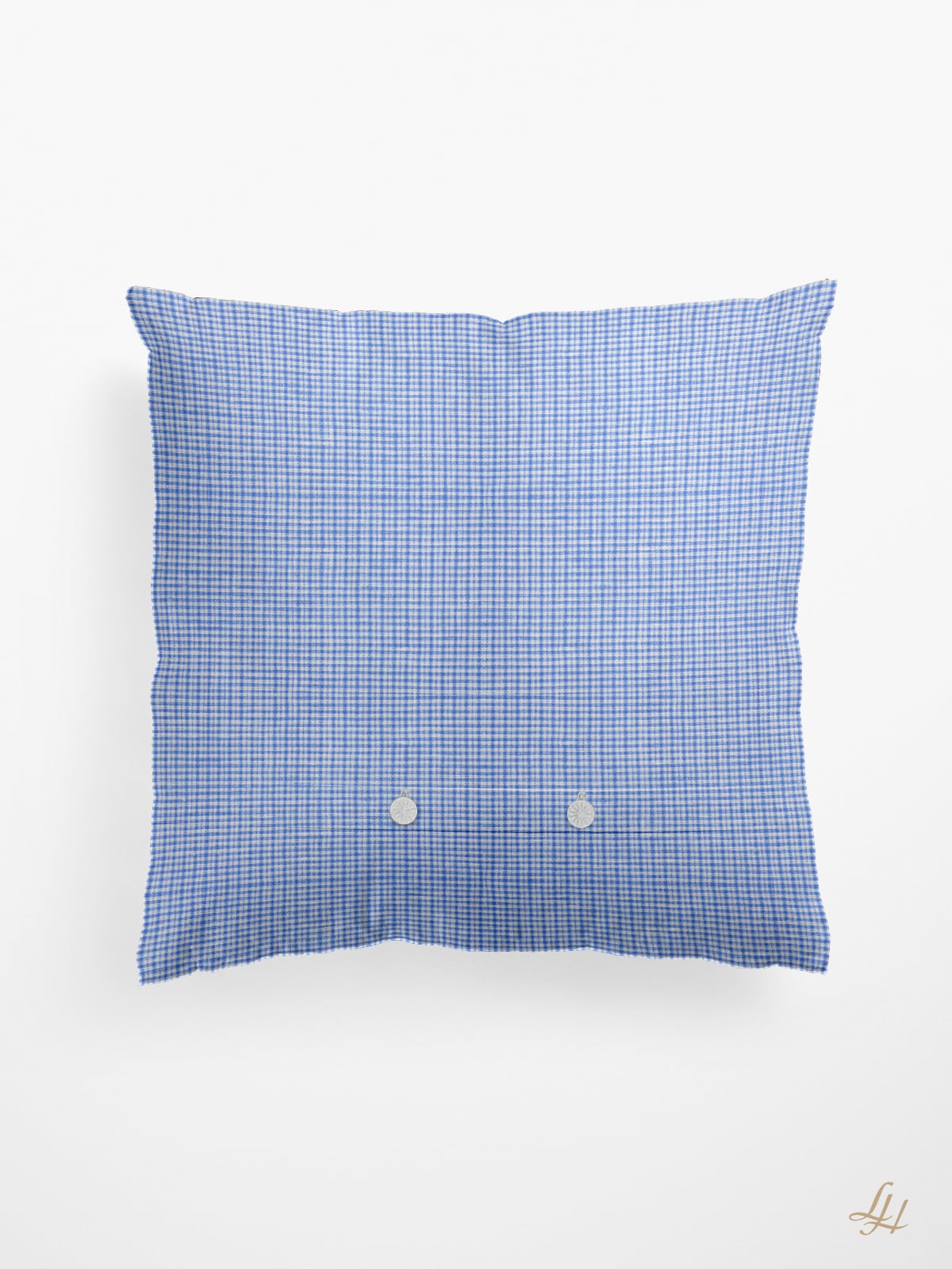 Ein quadratisches Kissen mit blau-weißem Karomuster, mit zwei kleinen weißen Knöpfen in der Mitte, auf einem schlichten weißen Hintergrund.