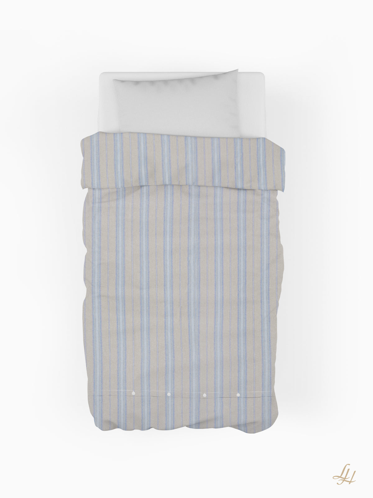 Draufsicht auf ein Einzelbett mit Blockstreifen Bettwäsche in blau und beige und einem weißen Kissen auf weißem Hintergrund.