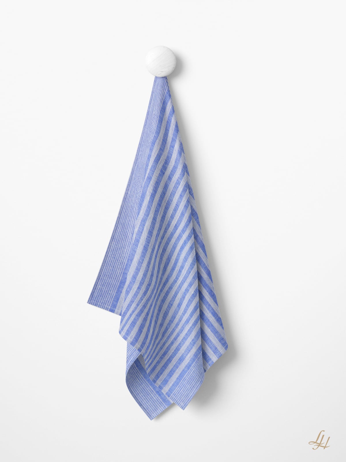 Ein blau gestreiftes Reinleinen-Geschirrtuch mit klassischem Streifendesign hängt an einem runden Haken an weißer Wand.