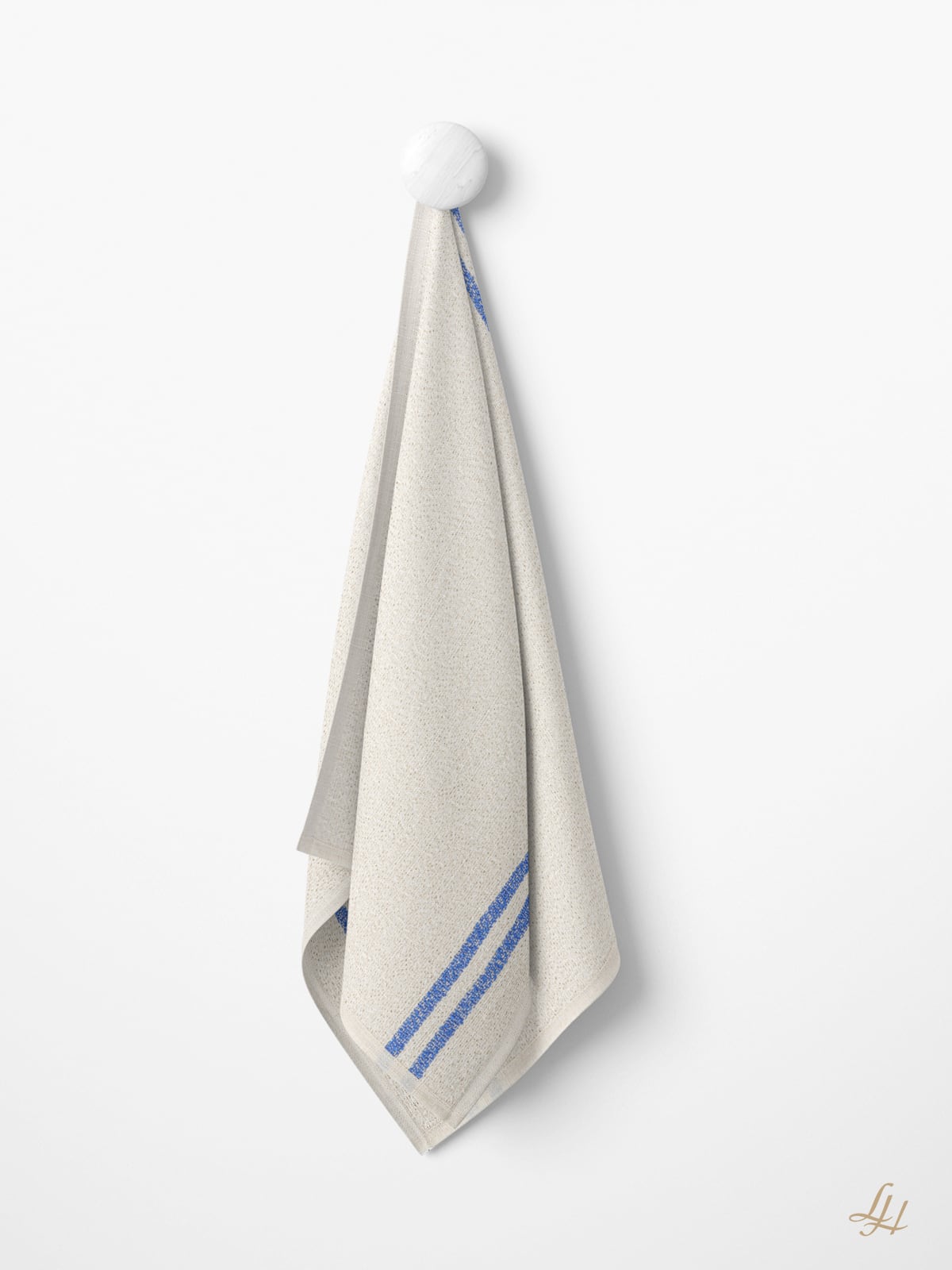 Ein beiges Leinenfrotté-Handtuch mit zwei blauen Streifen hängt an einem weißen Haken an einer schlichten weißen Wand.