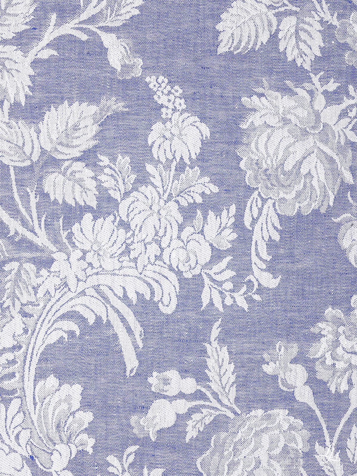 Dunkelblaues Chrysanthemen-Blumenmuster mit detaillierten Blüten und Blättern auf Stoff in einem klassischen Design.