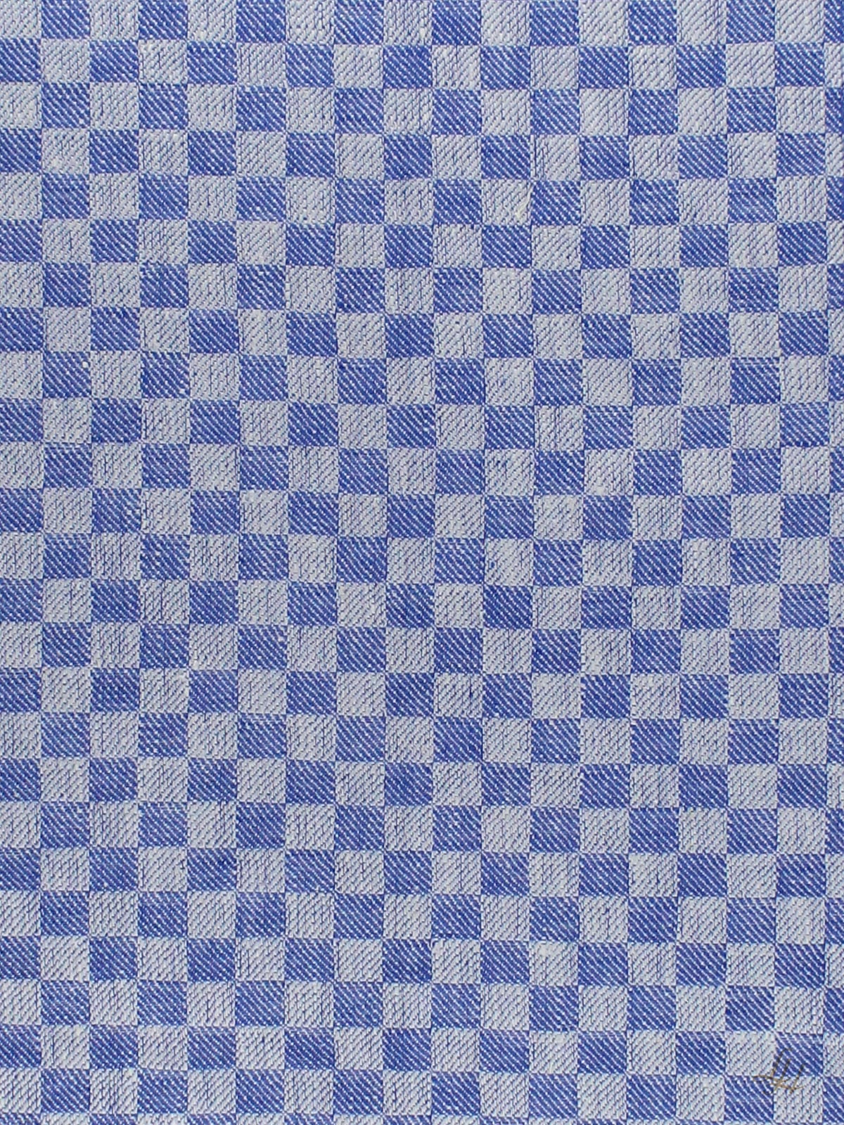 Blauer Stoff mit kleinem Karomuster, inspiriert von klassischen Textildesigns der Leinenmanufaktur.