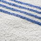 Handtuch aus Leinenfrotté Grund Reinweiss in Blau im Detail
