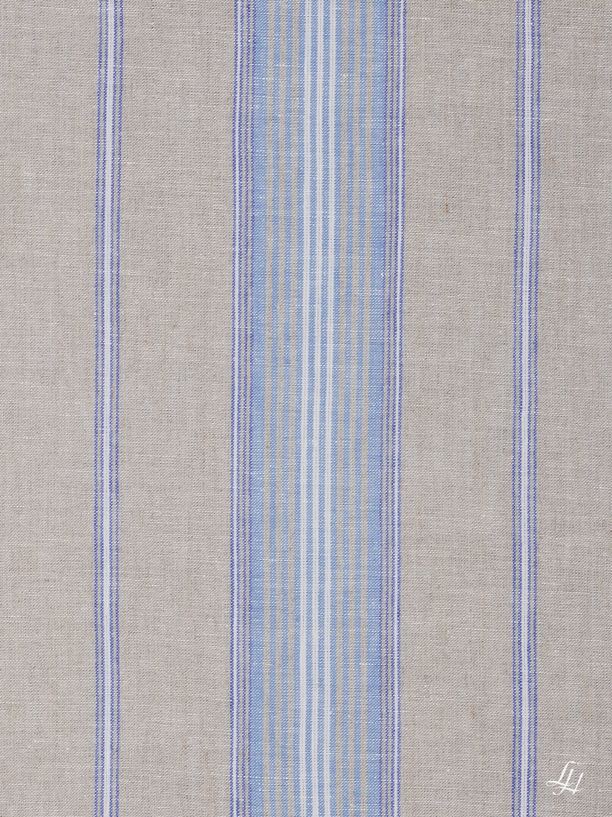 Beige Leinen Bettwäsche mit vertikalen blauen und weißen Streifen und kleinem, weißem Designerlogo unten rechts.