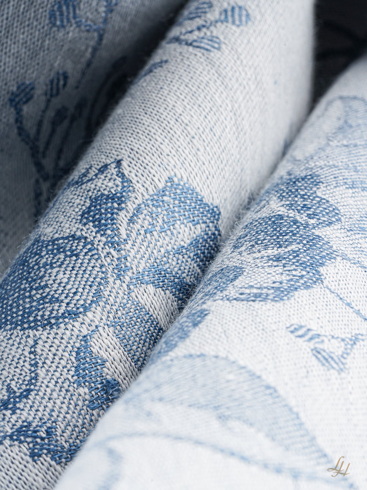 Bettbezug aus Reinleinen-Damast mit Muster Nelke in Altblau-Hell; im Detail