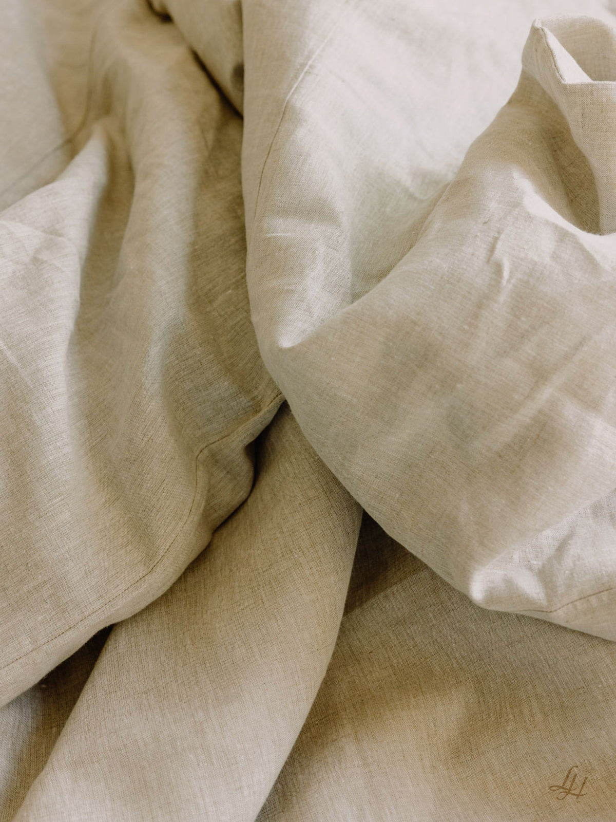 Eine Nahaufnahme des hypoallergenen Reinleinen-Stoffes mit sichtbaren Falten und Knicken, die eine weiche und strukturierte Oberfläche zeigen.