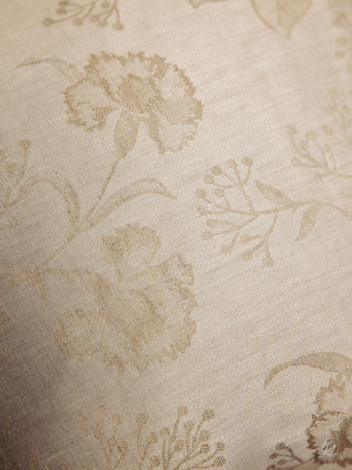 Beige Leinen Kissenbezug mit langlebig gewebtem, floralem Muster; hypoallergen und elegant strukturiert.