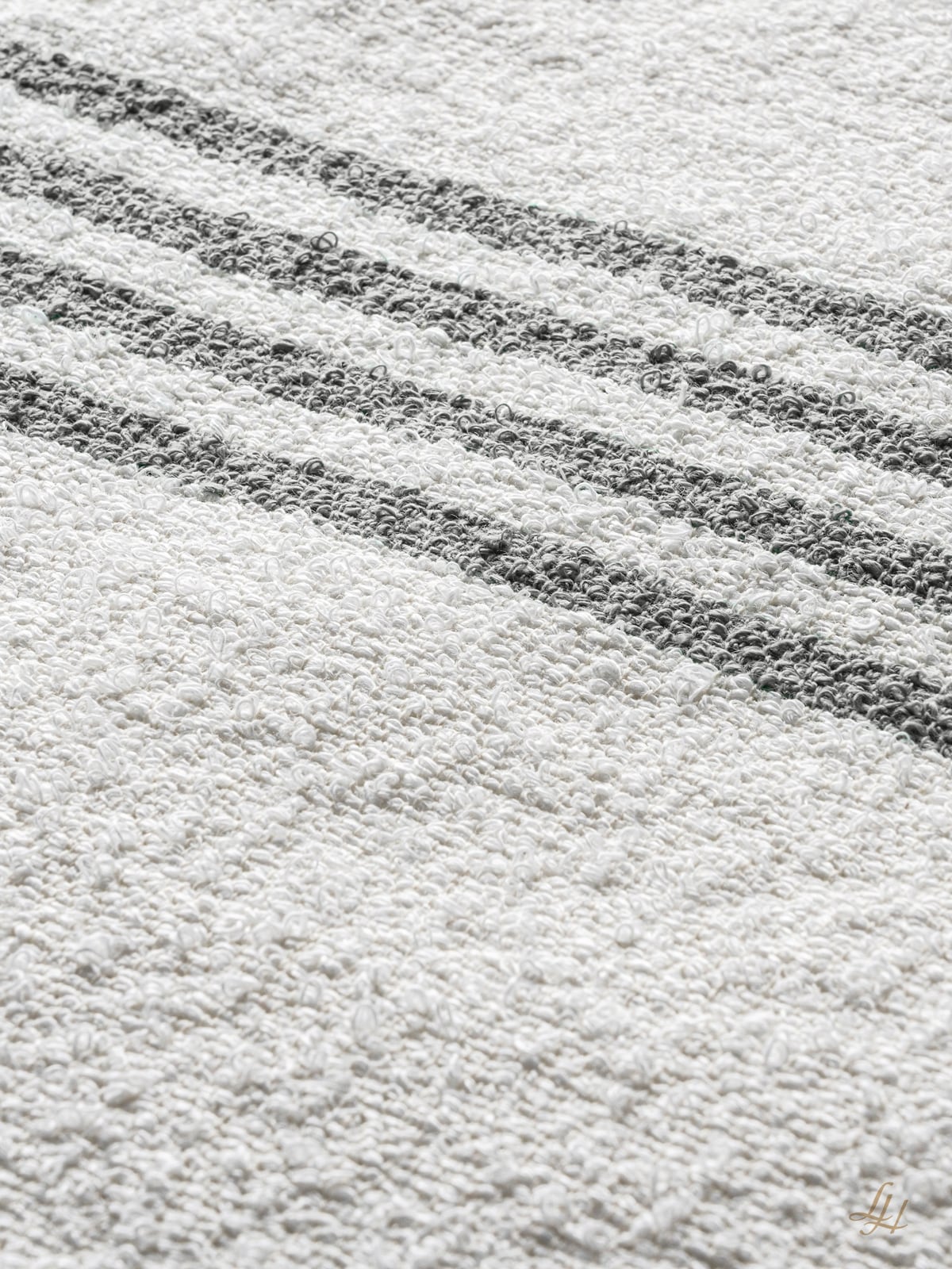Badetuch aus Leinenfrotté-Reinweiß mit Farbstreifen Grau im Detail