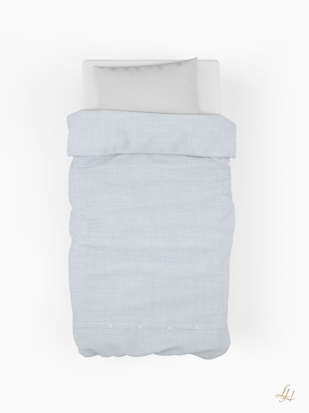 Ein ordentlich gemachtes Bett mit einer hellblauen Leinen-Bettdecke und einem weißen Kissen, von oben gesehen auf weißem Hintergrund.