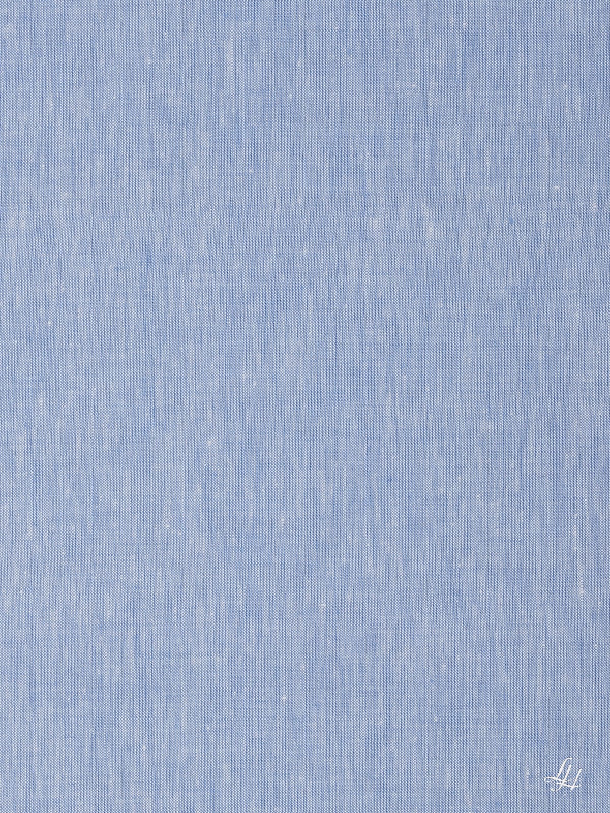 Hellblaues mittelgrob strukturiertes Gewebe mit feinen weißen Fäden und kleinem, weiß gesticktem Logo unten rechts.