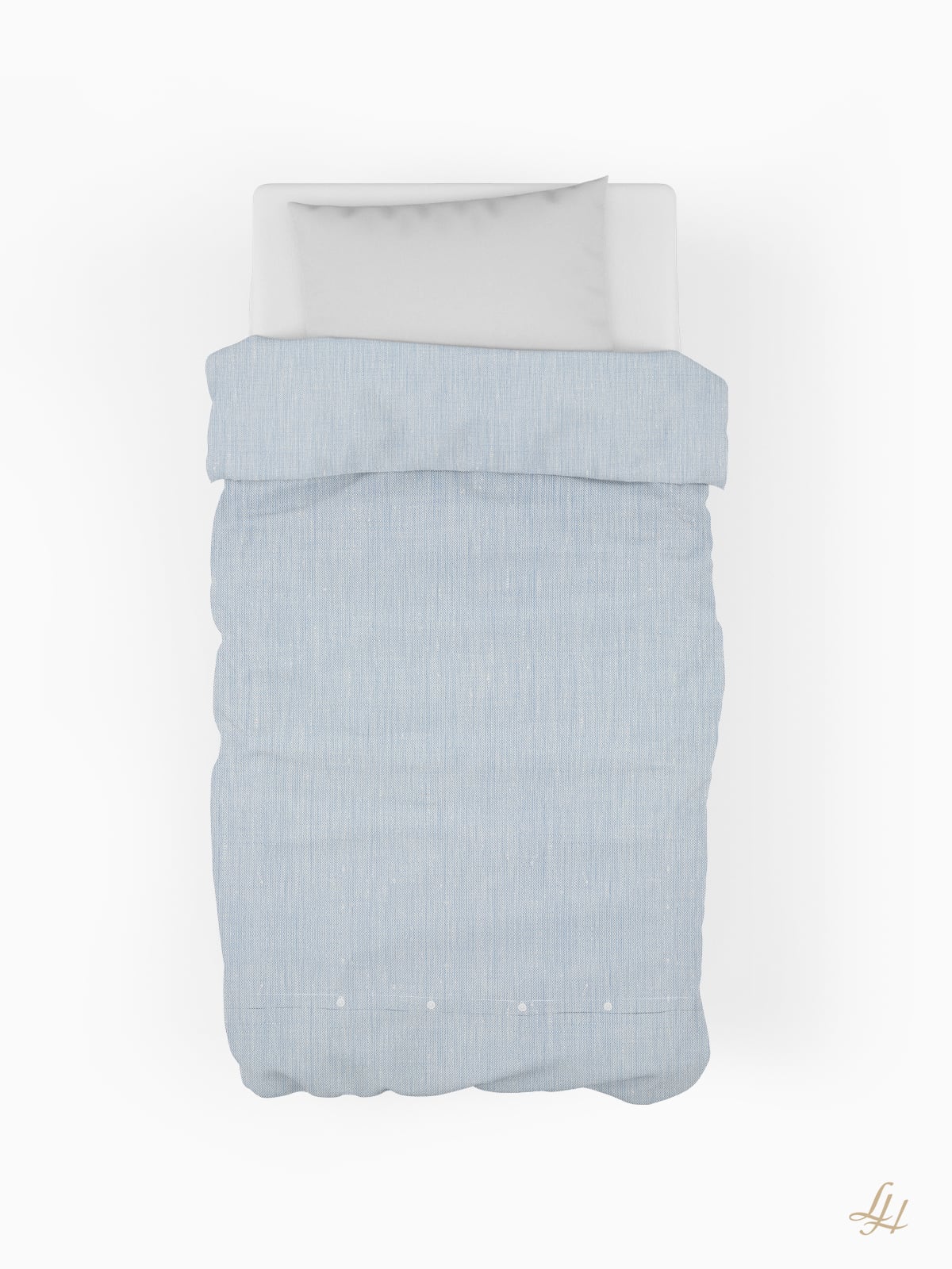 Ein sauber gemachtes Einzelbett mit hypoallergener Reinleinen-Bettwäsche in Himmelblau und einem weißen Kopfkissen auf weißem Hintergrund.