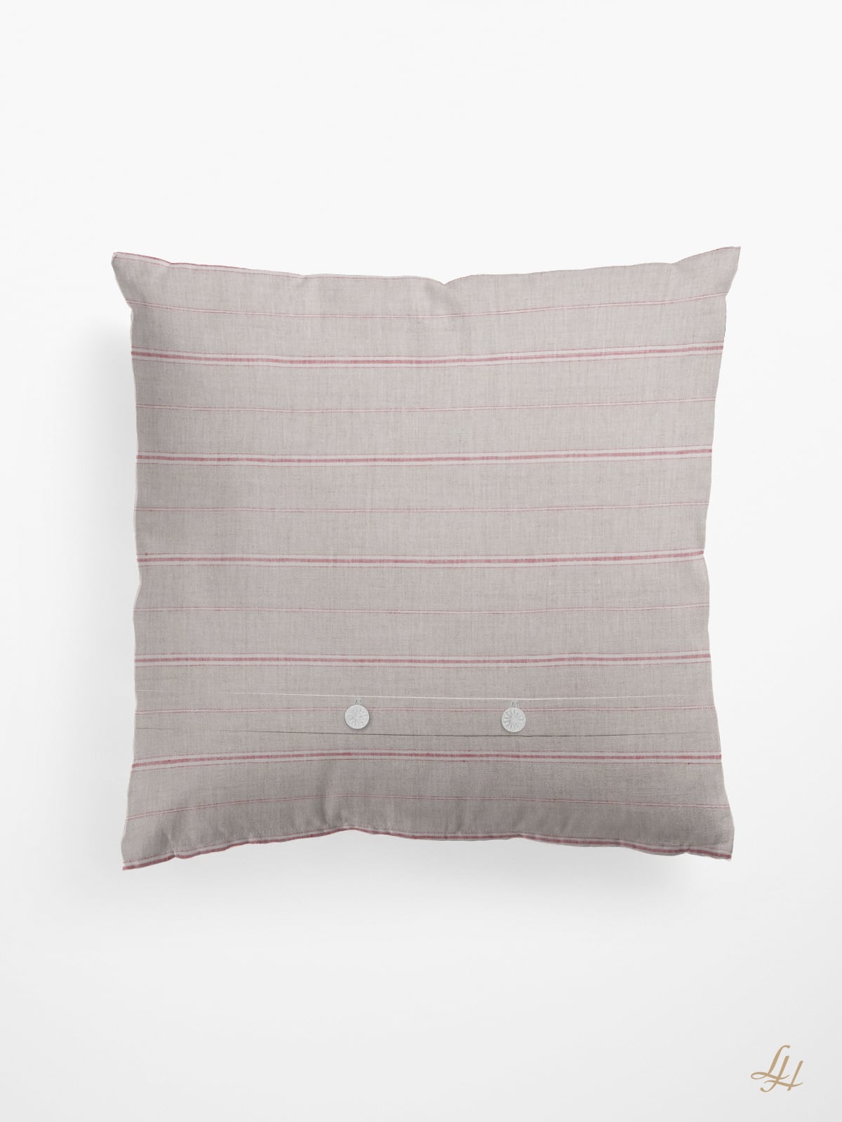 Ein quadratisches beigefarbenes Kissen mit dünnen roten Querstreifen und zwei weißen Knöpfen, inspiriert von Bettbezug Streifen-Designs.