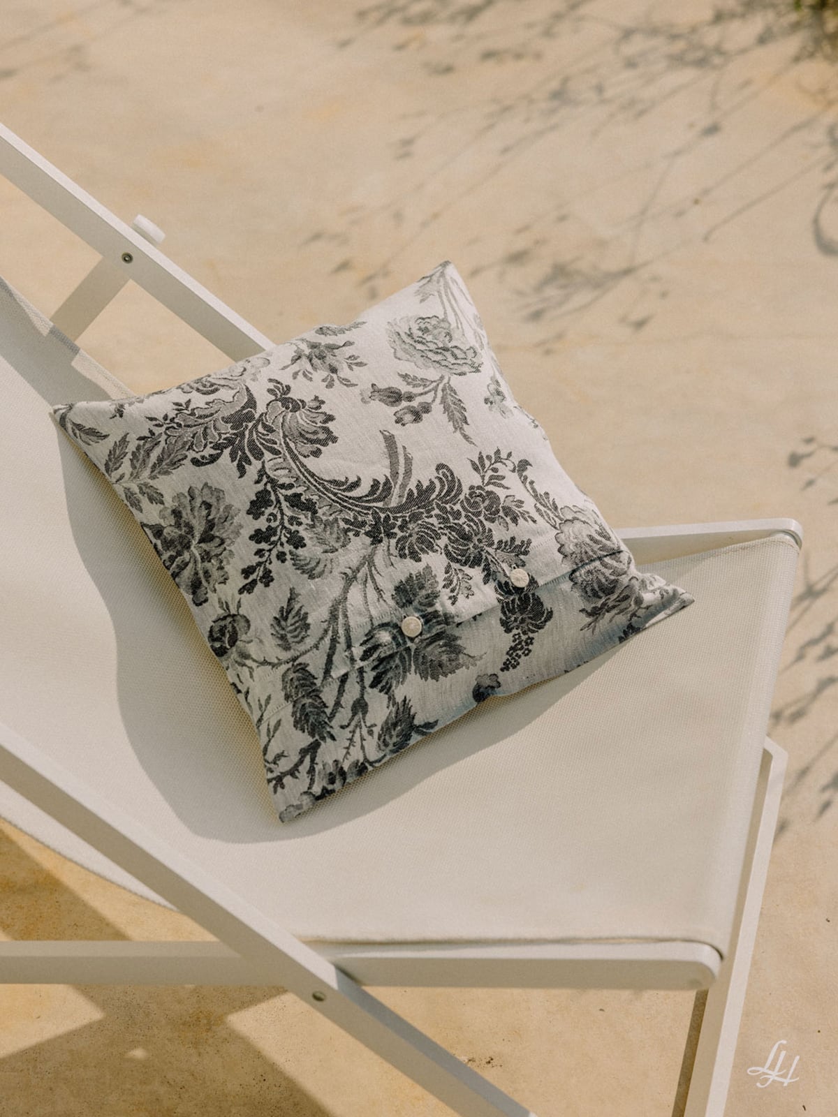 Damast Kissenbezug Chrysantheme aus Leinendamast – Stoffdetail