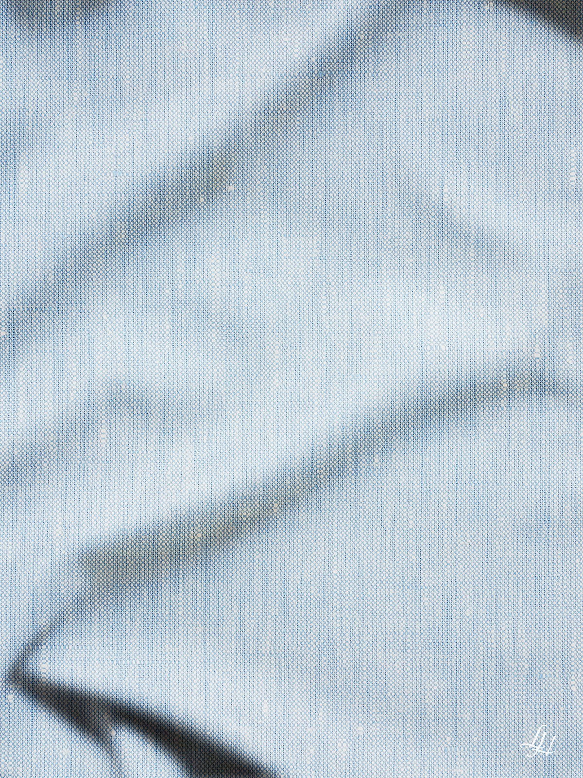 Hellblauer Denim-Stoff mit feinen vertikalen Linien und subtilen Falten, ähnlich der Textur von hypoallergenem europäischem Leinen.