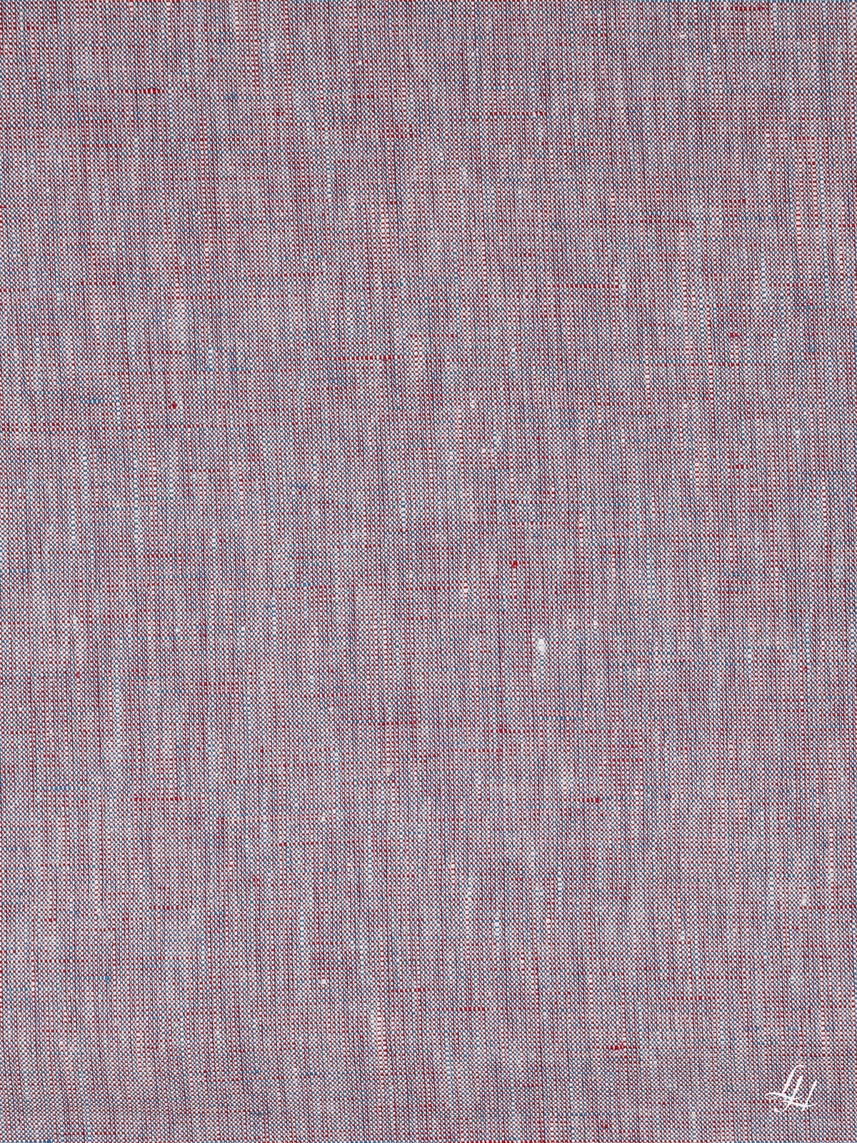 Eine Nahaufnahme eines langlebigen, gewebten Stoffes in Pflaume Fein mit einem kleinen weißen Logo in der rechten unteren Ecke.