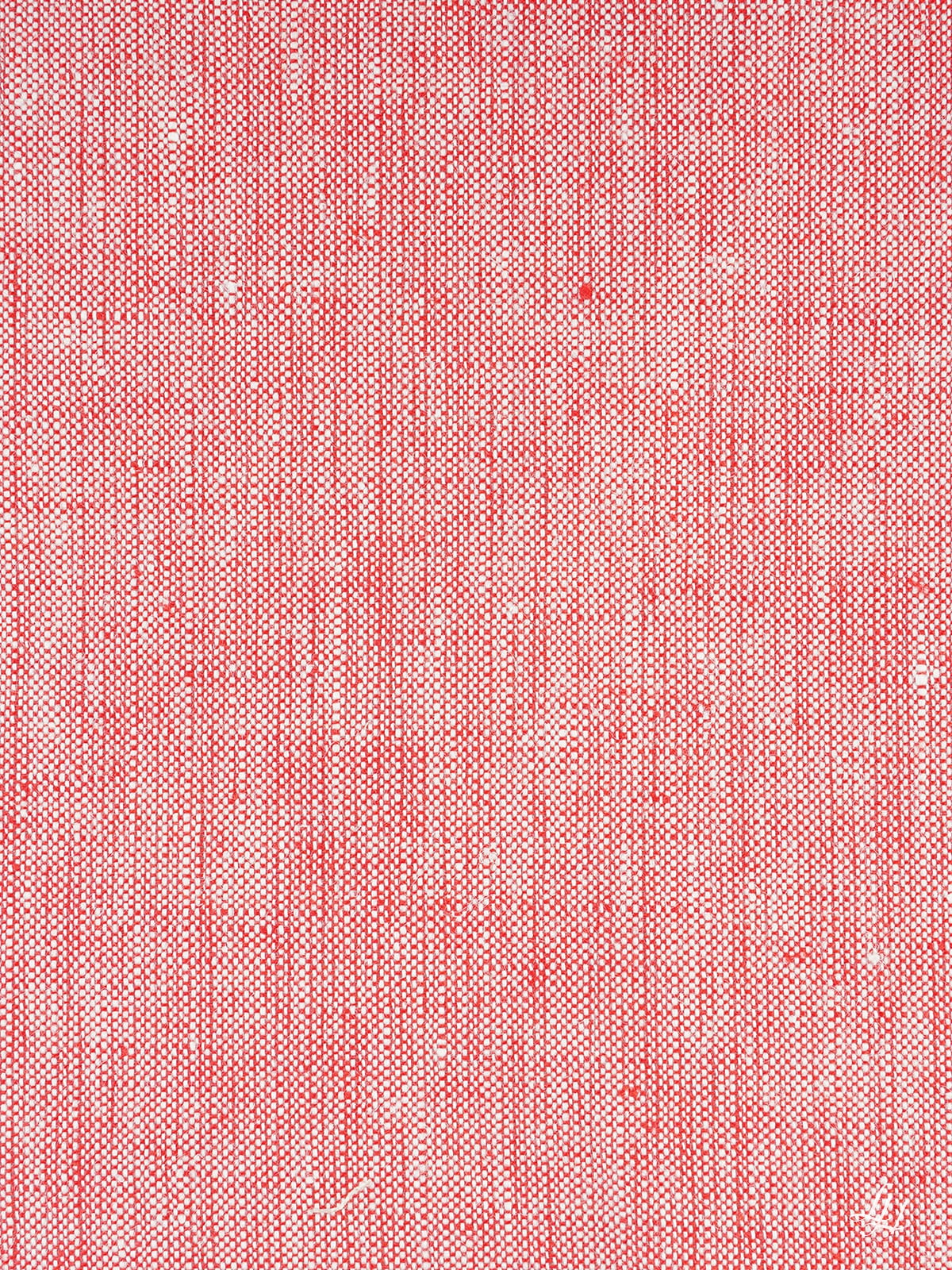 Nahaufnahme eines Rot Mittelgrobb Kissenbezugs, die seine hypoallergene, langlebige Webstruktur mit sichtbaren Fäden hervorhebt.