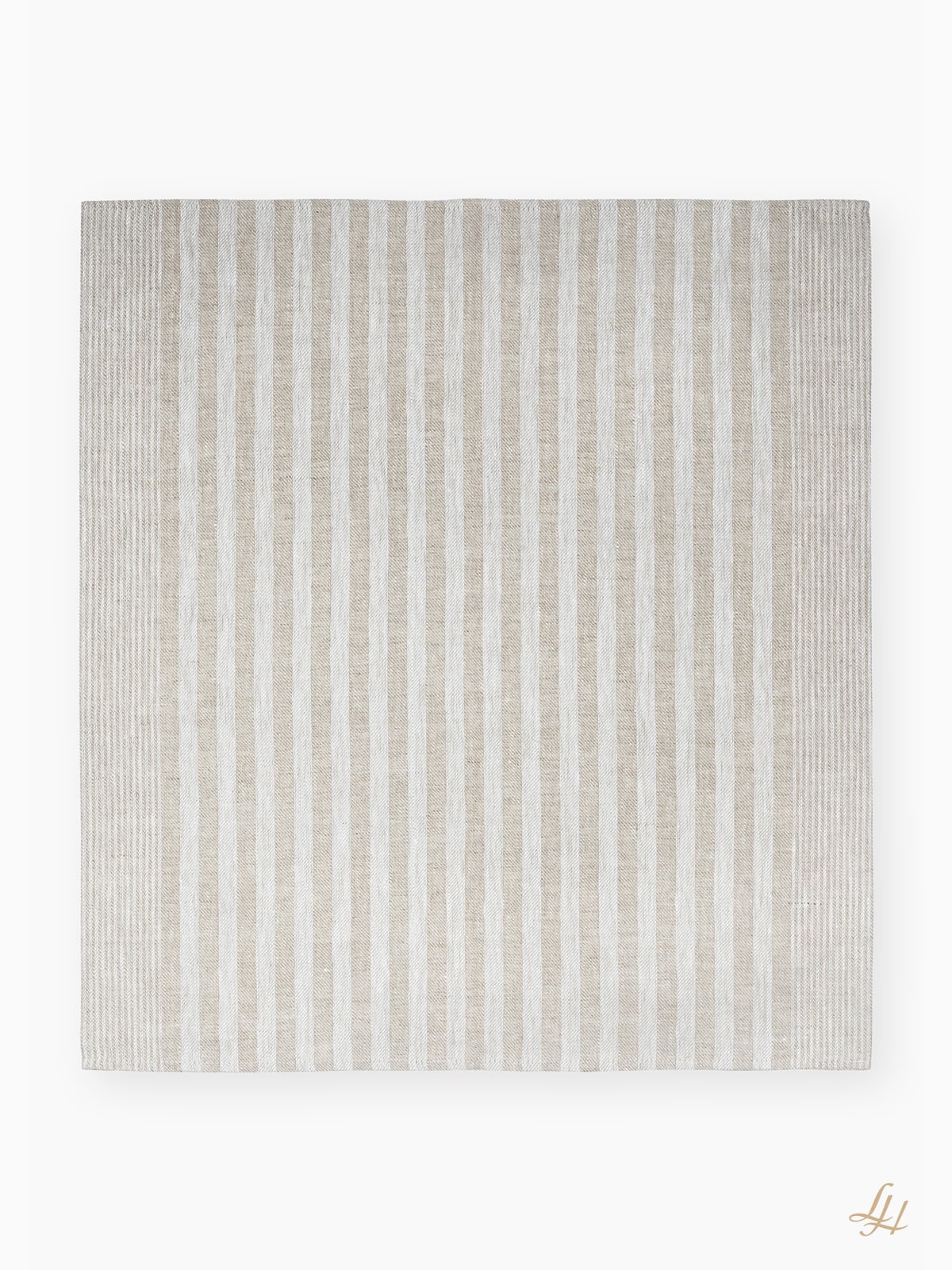 Rechteckiger Teppich mit klassischem Streifendesign in Beige und Hellgrau, dargestellt auf Weiß, mit einem kleinen goldenen Logo in einer Ecke.