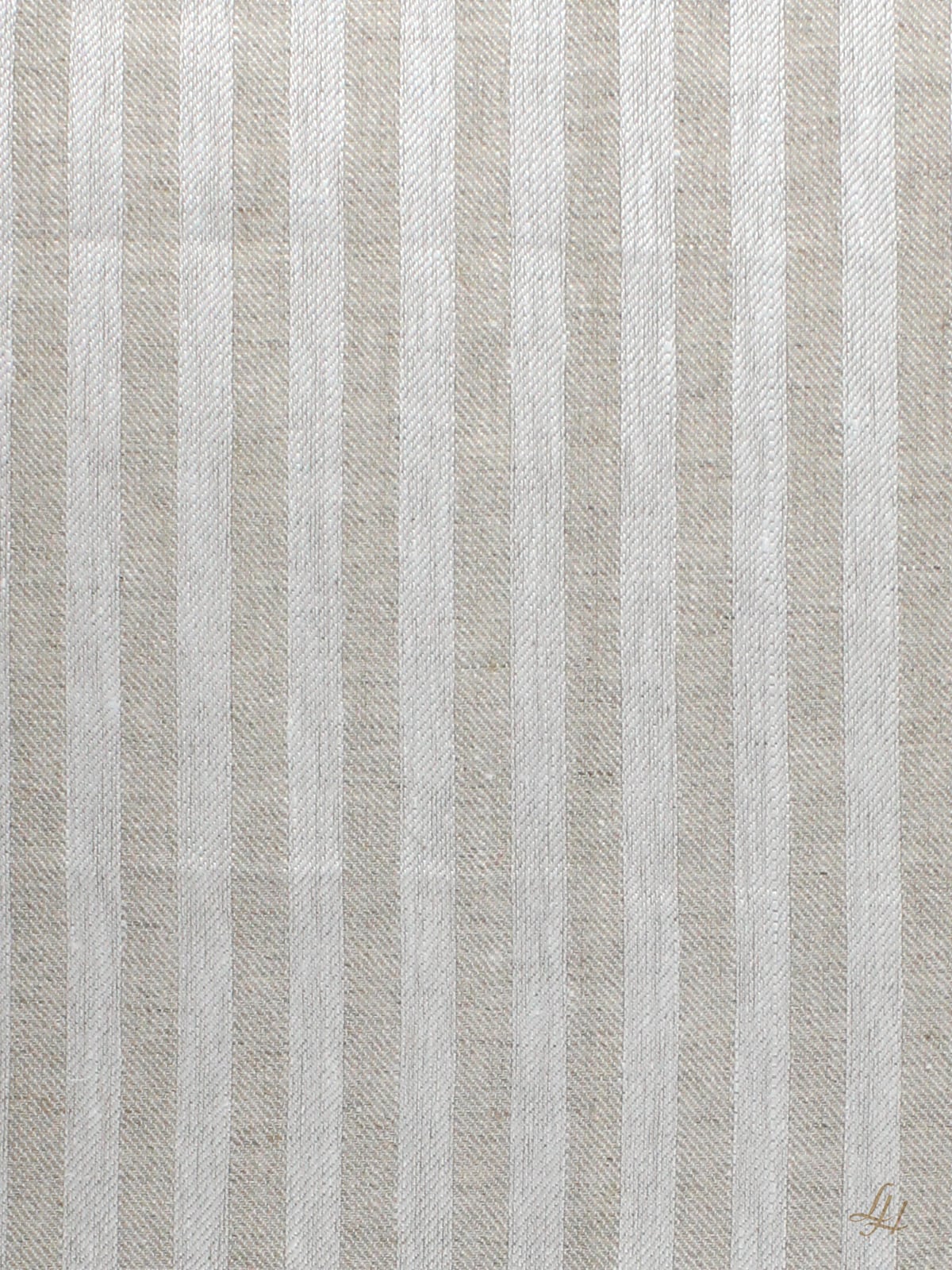 Leinentuch in Streifen-Natur aus Deutschland mit feinem Stickdetail in der unteren rechten Ecke.