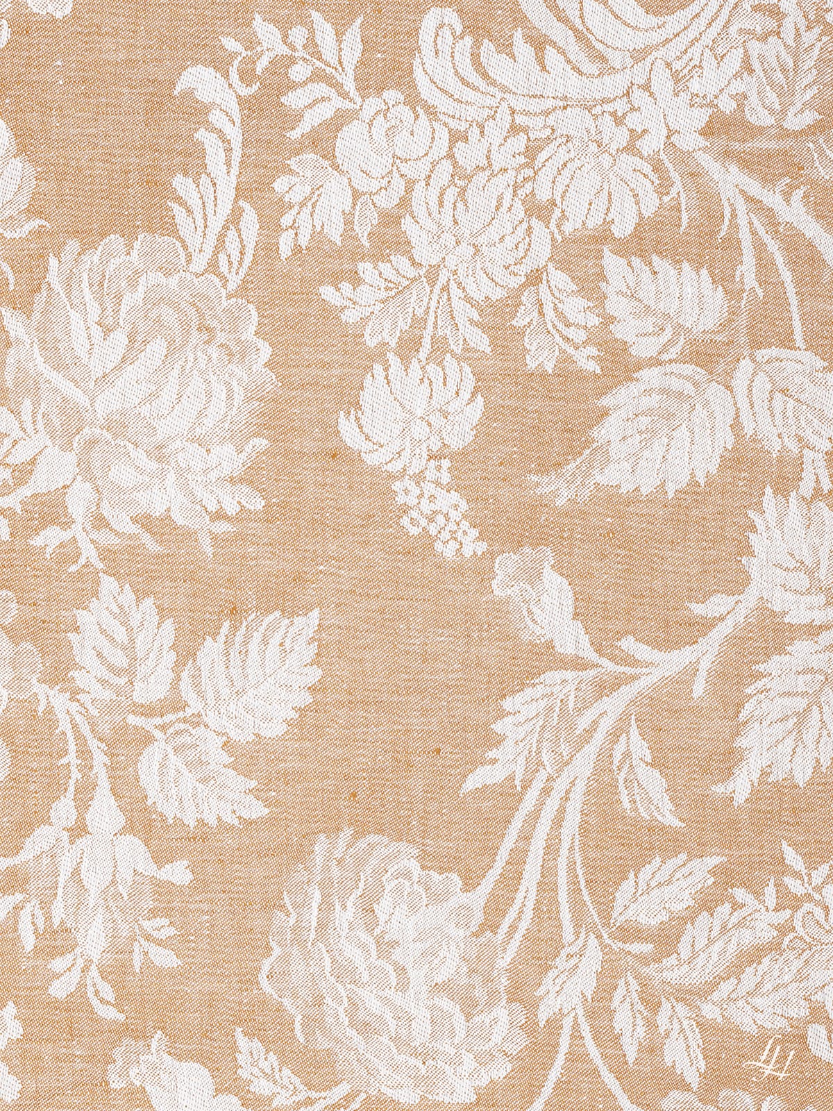 Chrysantheme Gold (Dunkel) Stoff mit weißem Blumenmuster, das Blätter und Blüten auf einem strukturierten beigen Hintergrund zeigt.