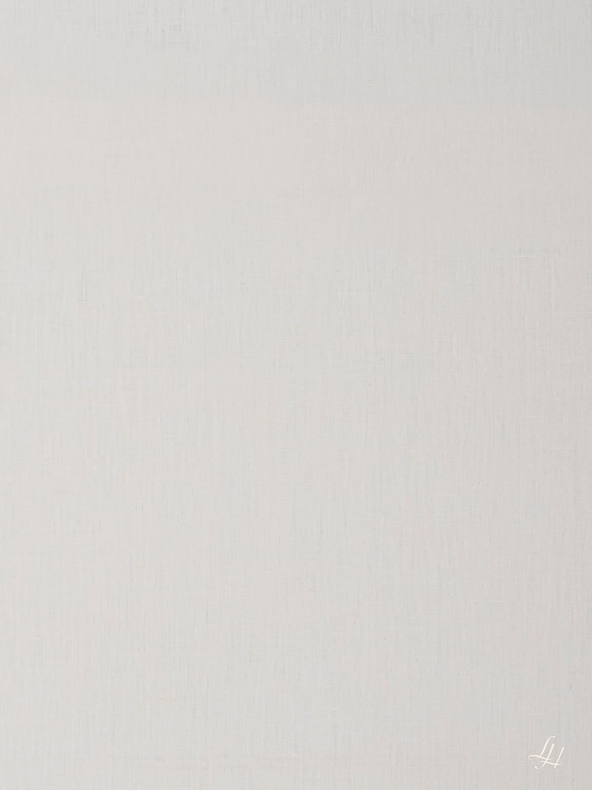 Eine glatte, hellbeige strukturierte Oberfläche in Köperbindung mit schwachen vertikalen Linien und einem kleinen, weißen Logo in der rechten unteren Ecke.