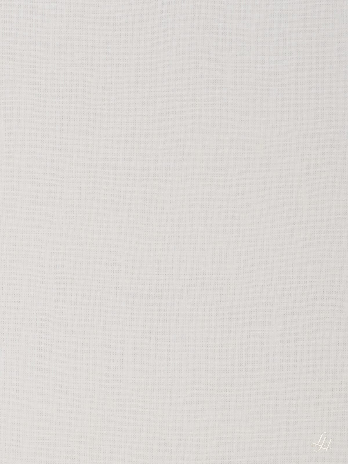 Ein schlichter cremeweißer Kissenbezug aus Leinen mit einem dezenten Kreuzschraffurmuster und einem kleinen weißen Logo in der rechten unteren Ecke.