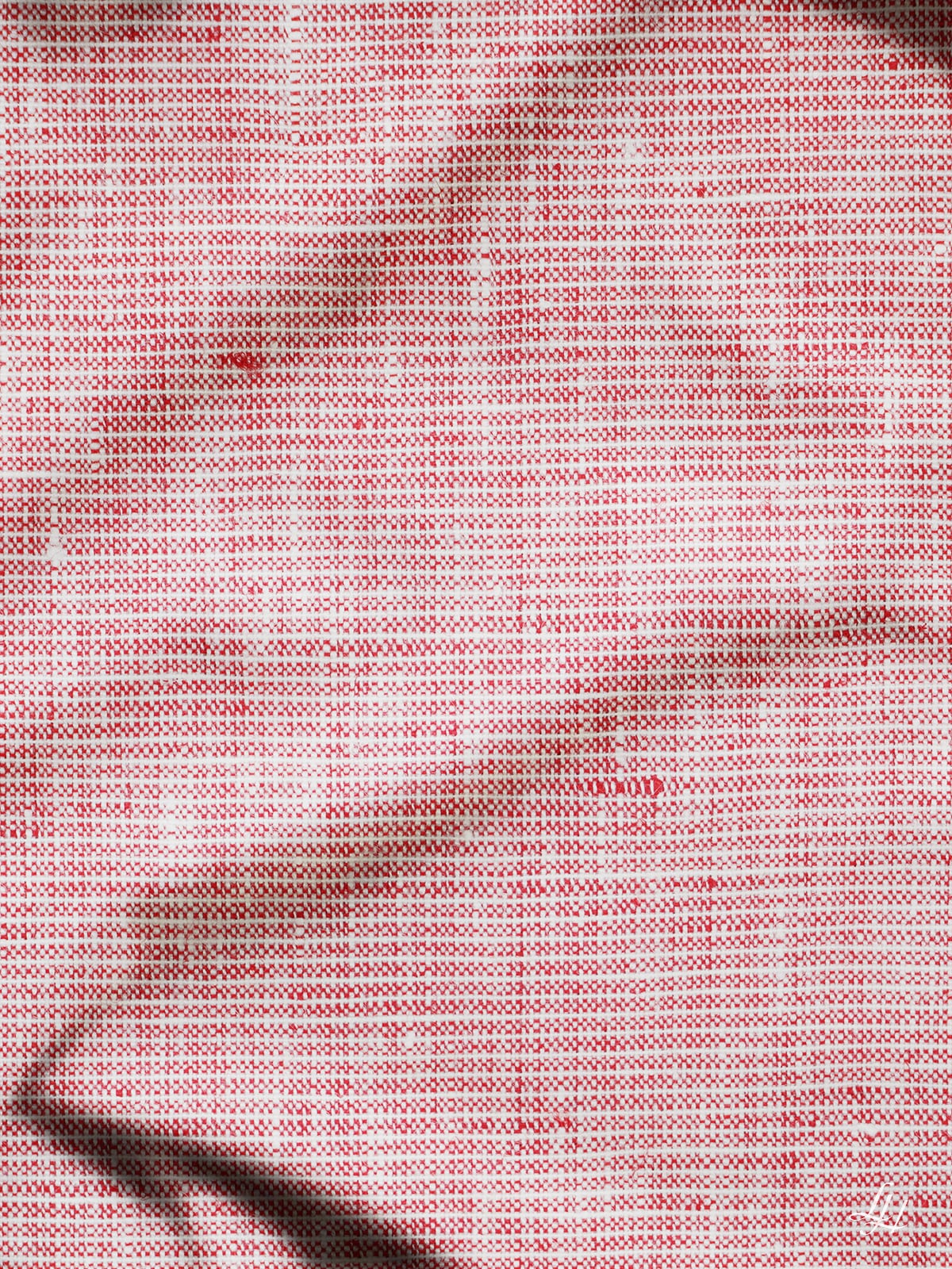 Nahaufnahme von zerknitterten rosafarbenen gewebten Leinenservietten aus europäischem Flachs für elegante Tischdekoration.