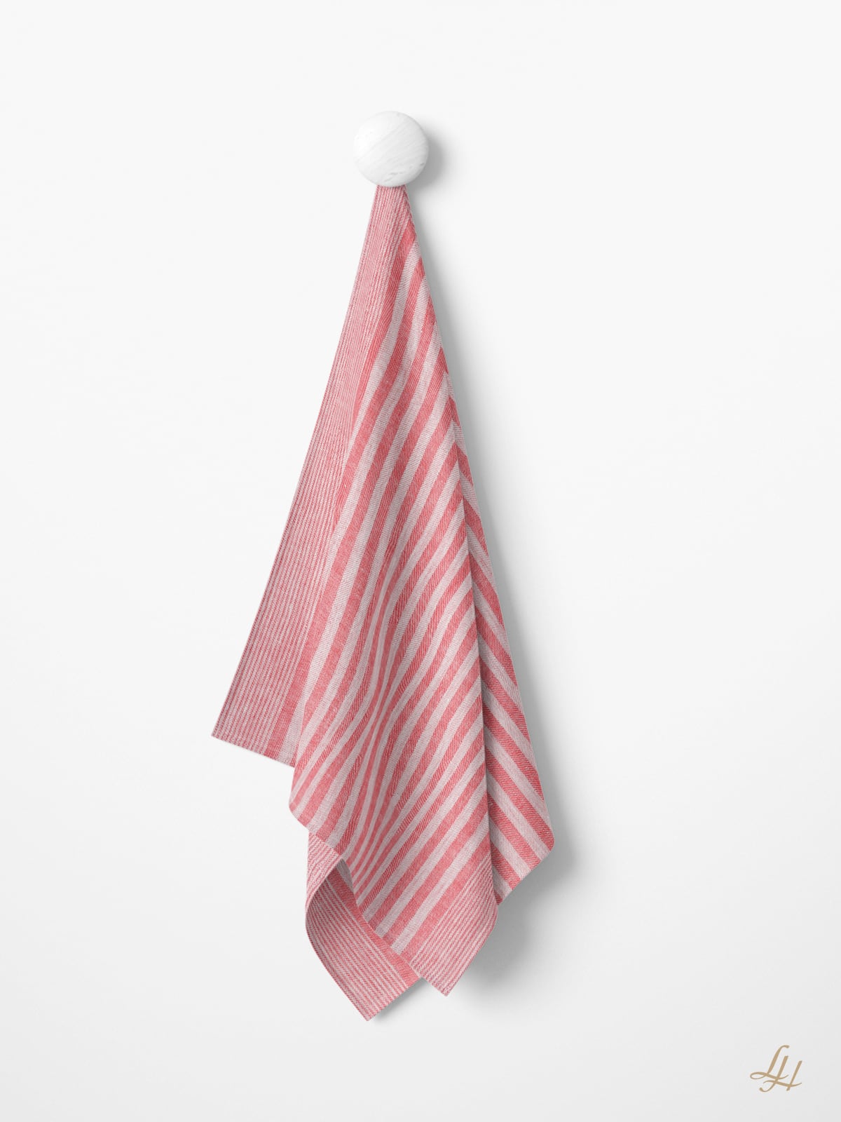 Ein rot gestreiftes klassisches Streifendesign-Handtuch hängt an einem runden weißen Haken vor einer schlichten weißen Wand.