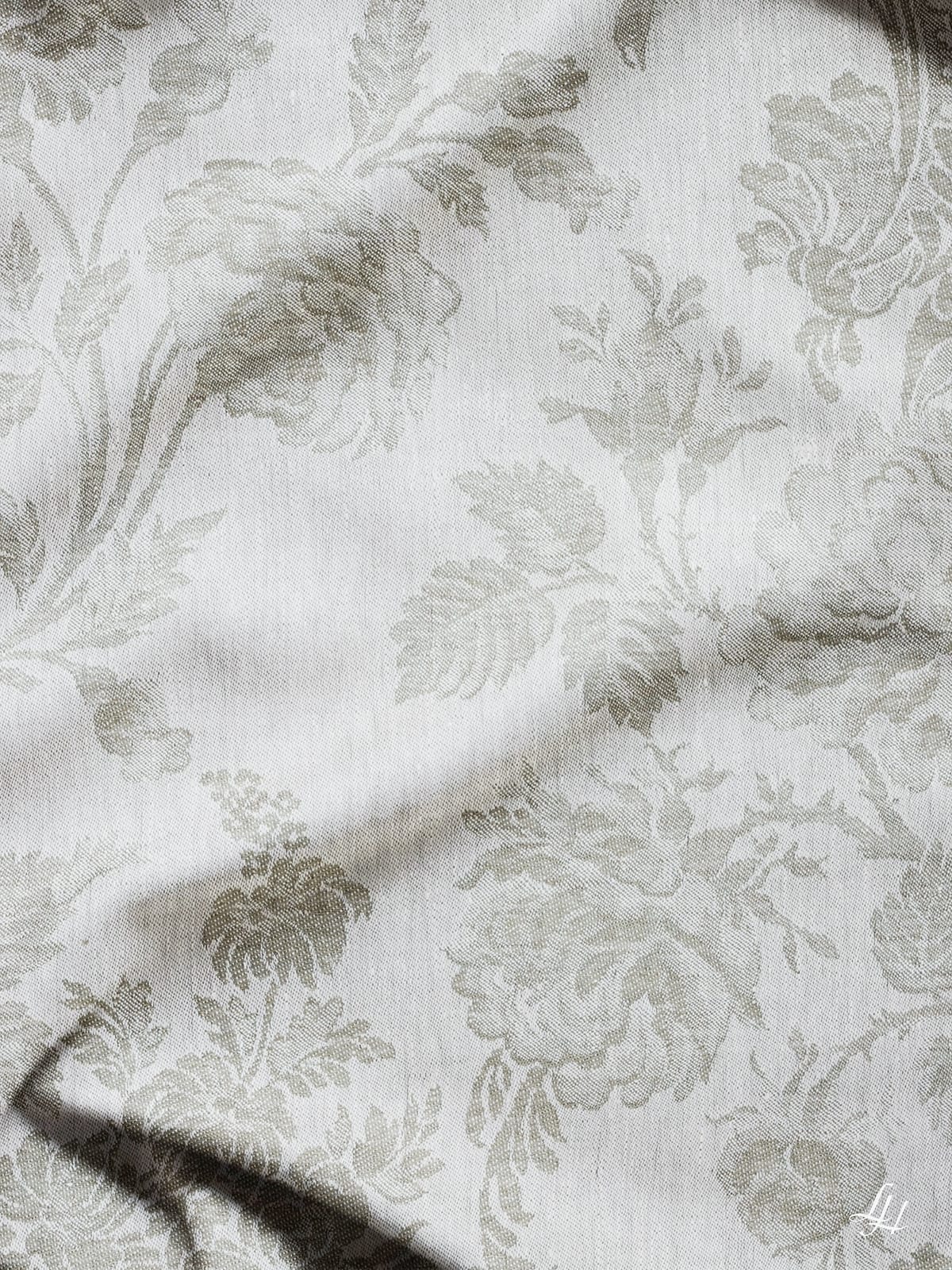 Chrysantheme Salbei (Hell) europäisches Leinen mit dezentem floralen Jacquardmuster, leicht geknittert und sanften Schatten.