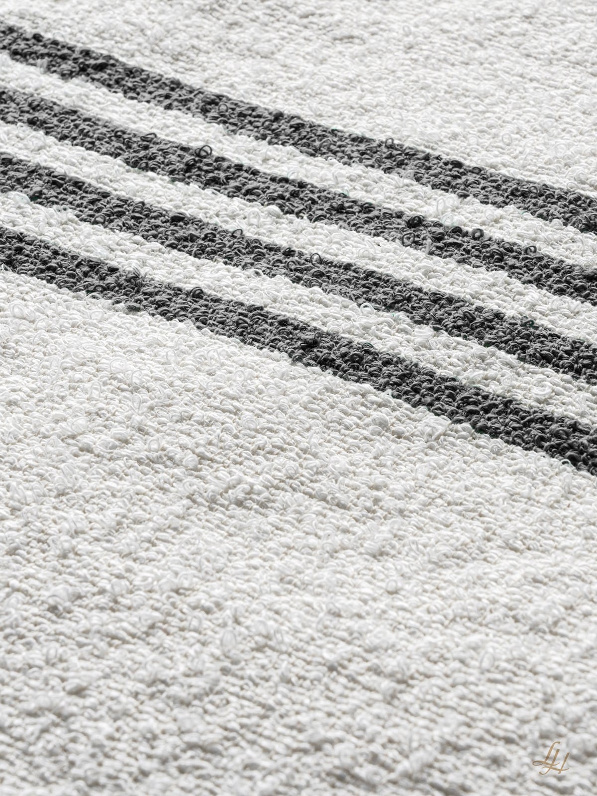 Badetuch aus Leinenfrotté-Reinweiß mit Farbstreifen Anthrazit im Detail