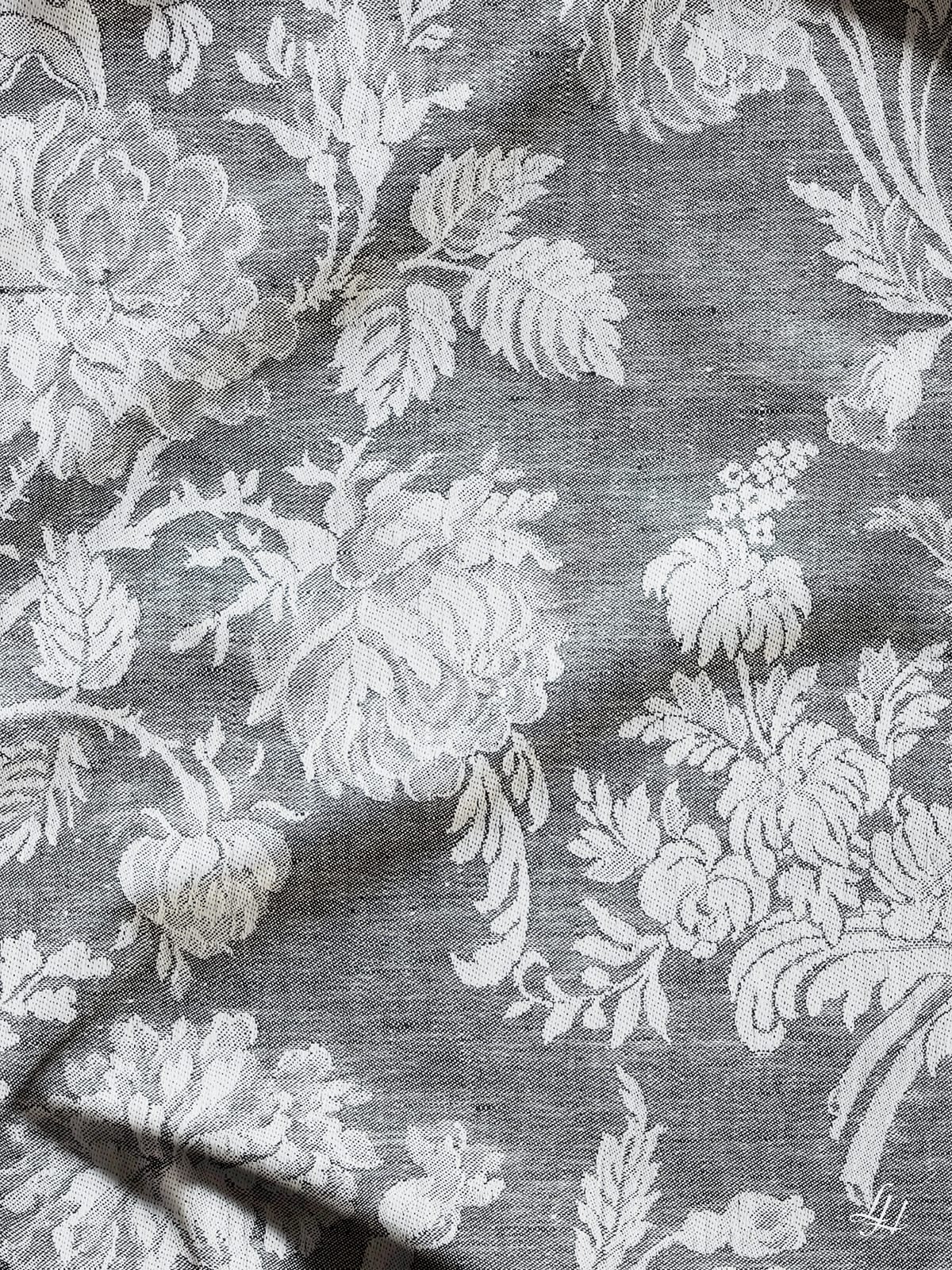 Tischläufer aus Reinleinen-Damast Muster Chrysantheme in Anthrazit-Hell