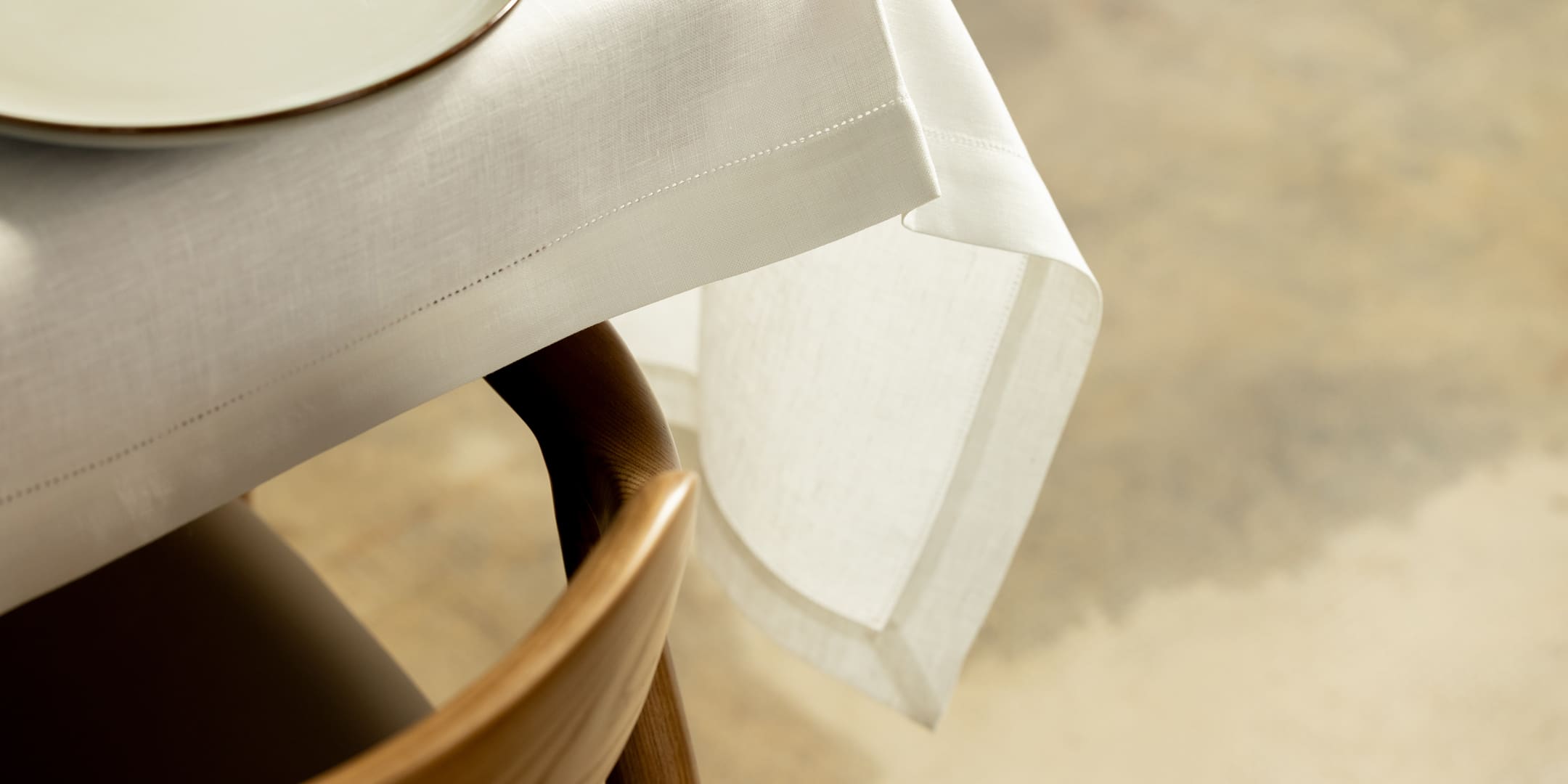 Festlich gedeckter Tisch mit Leinentischdecke der Leinenweberei Hoffmann