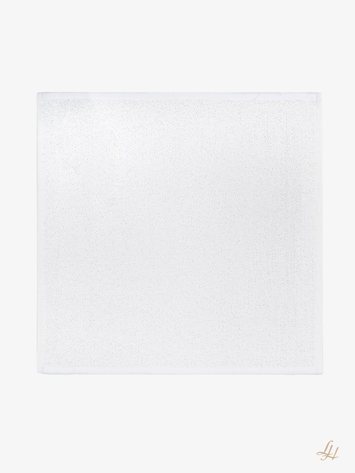 Eine quadratische Stoffserviette Uni Reinweiß aus der Leinenmanufaktur, dezent strukturiert und flach auf hellem Grund dargestellt.