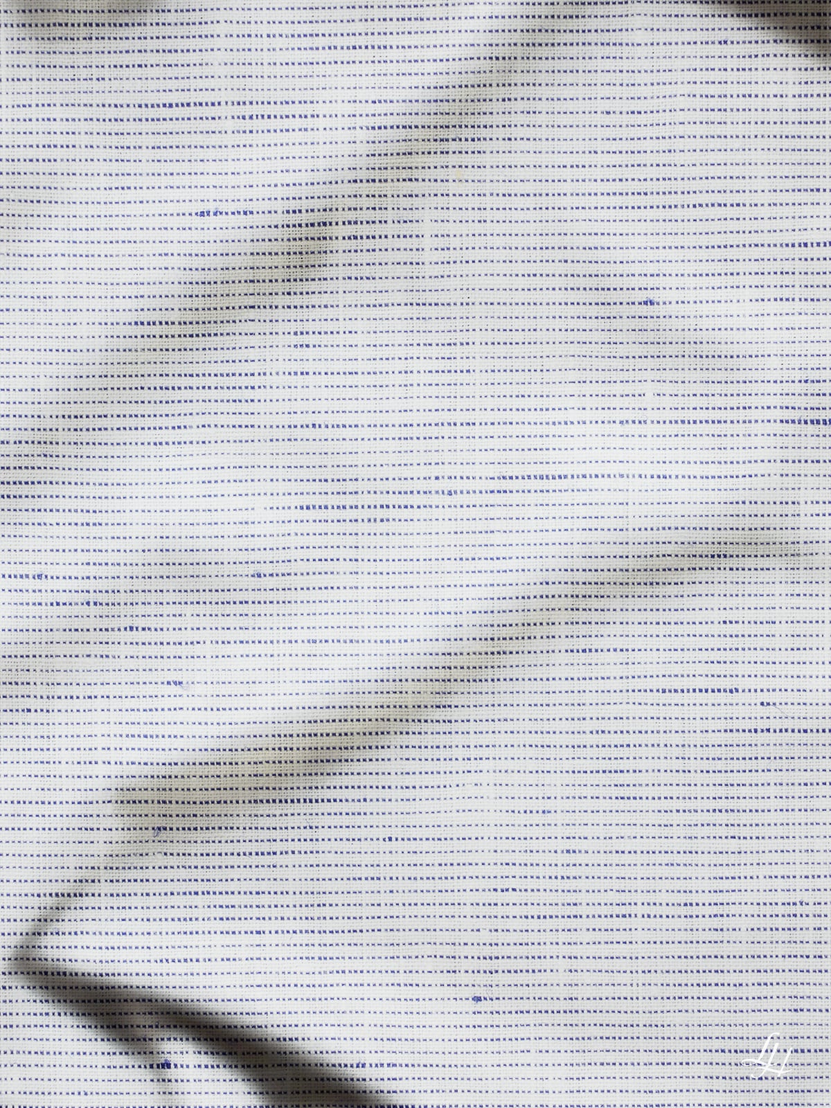 Tischläufer aus Reinleinen-fein mit feinen Querstreifen in Weiß-Blau; Muster