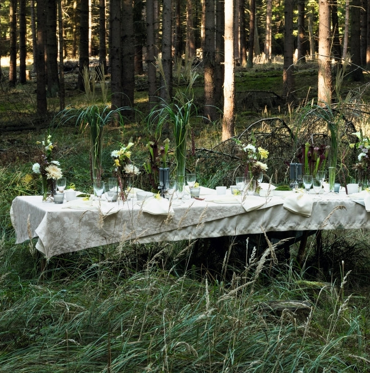 Tischwäsche aus Leinendamast 'Chrysantheme' mit schmalem Saum und Briefecke