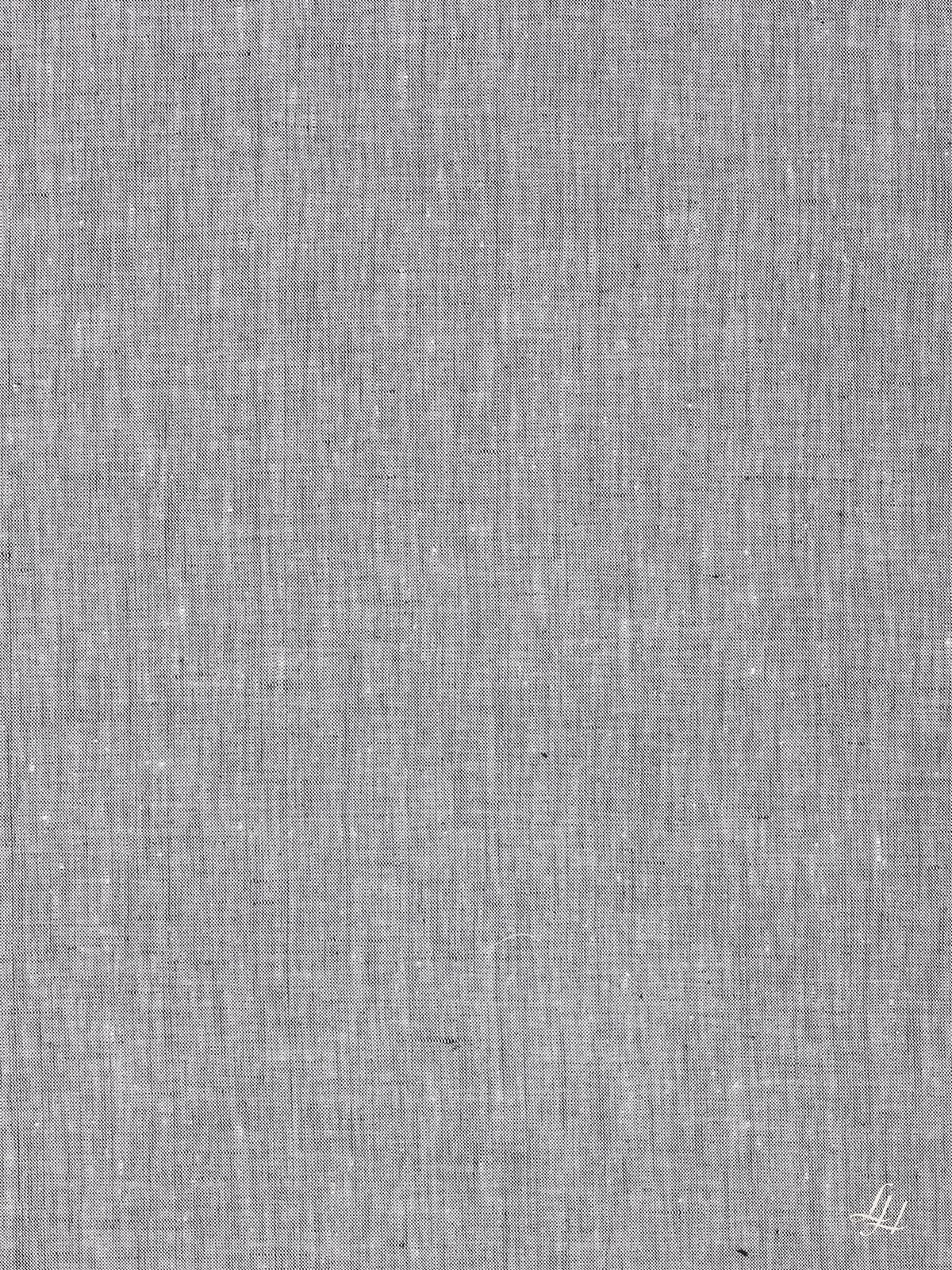 Anthrazit Fein, langlebig Leinen Kissenbezug mit feiner Textur, leichter Sprenkelung und kleinem weißen Logo unten rechts.