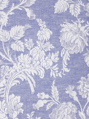 Dunkelblaues Chrysanthemen-Blumenmuster mit detaillierten Blüten und Blättern auf Stoff in einem klassischen Design.