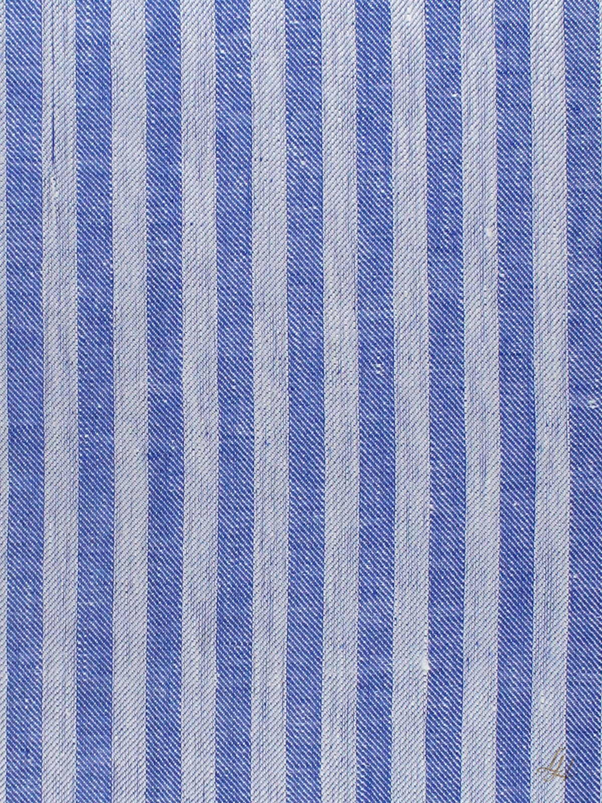 Blaue und weiße Vertikalstreifen auf einem Saunatuch, mit dezentem diagonalem Webmuster und strukturiertem Leinenmanufaktur-Gewebe.