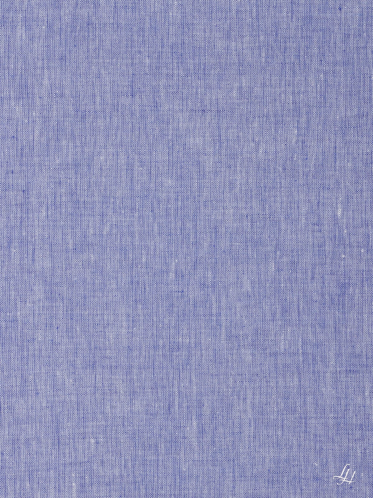 Blauer Mittelgrob-Reinleinen-Stoff mit dezenter Webstruktur und kleinem weißen Logo in der rechten unteren Ecke.