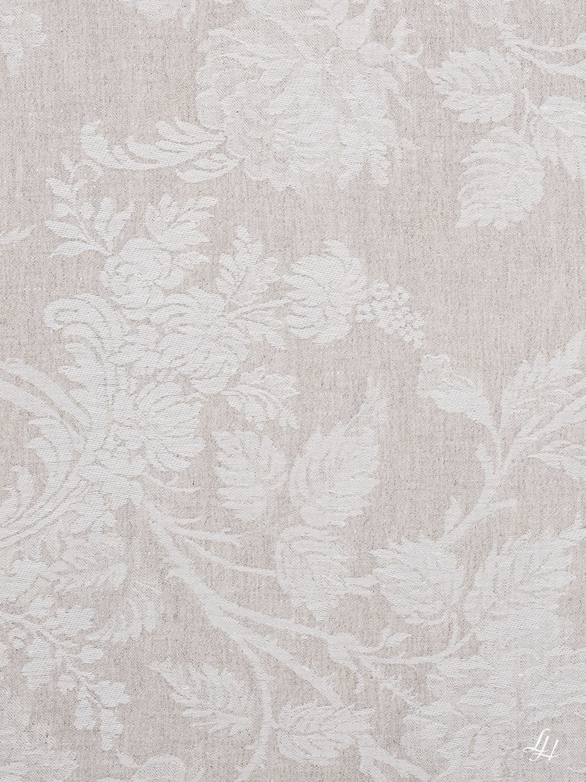 Chrysantheme Natur (Dunkel): Weißer Blumendamast mit Blättern und Blüten auf hellbeigem strukturiertem Hintergrund, leicht erhaben.