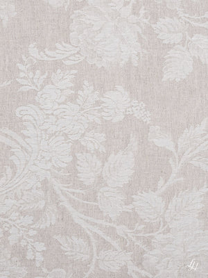 Chrysantheme Natur (Dunkel): Weißer Blumendamast mit Blättern und Blüten auf hellbeigem strukturiertem Hintergrund, leicht erhaben.