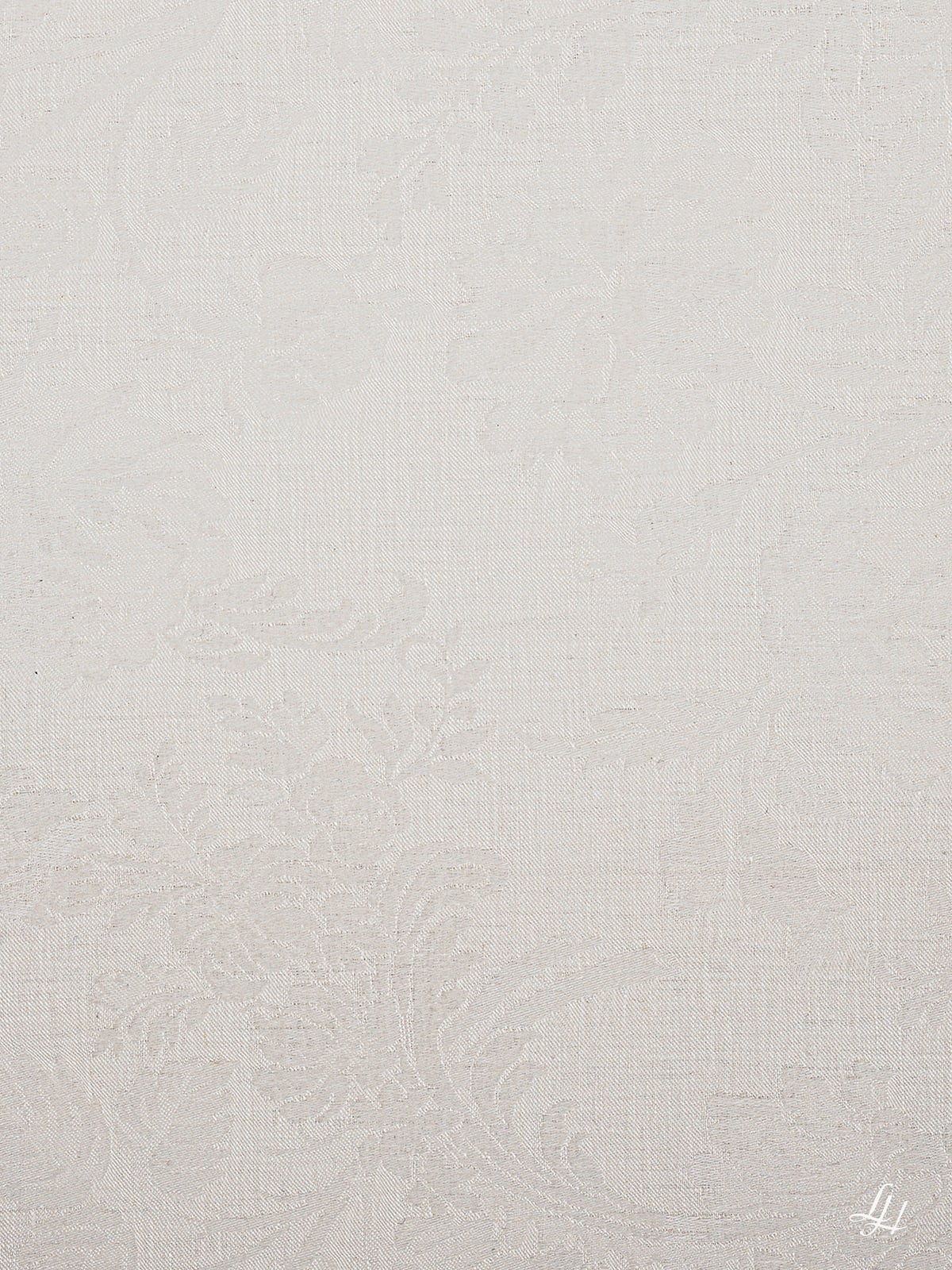 Chrysantheme Cremeweiß strukturierter Stoffhintergrund mit dezentem floralem Damastmuster und kleinem weißen Logo unten rechts.