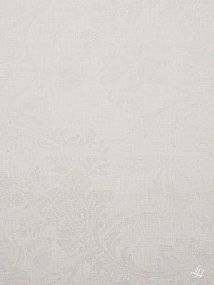 Chrysantheme Cremeweiß strukturierter Stoffhintergrund mit dezentem floralem Damastmuster und kleinem weißen Logo unten rechts.