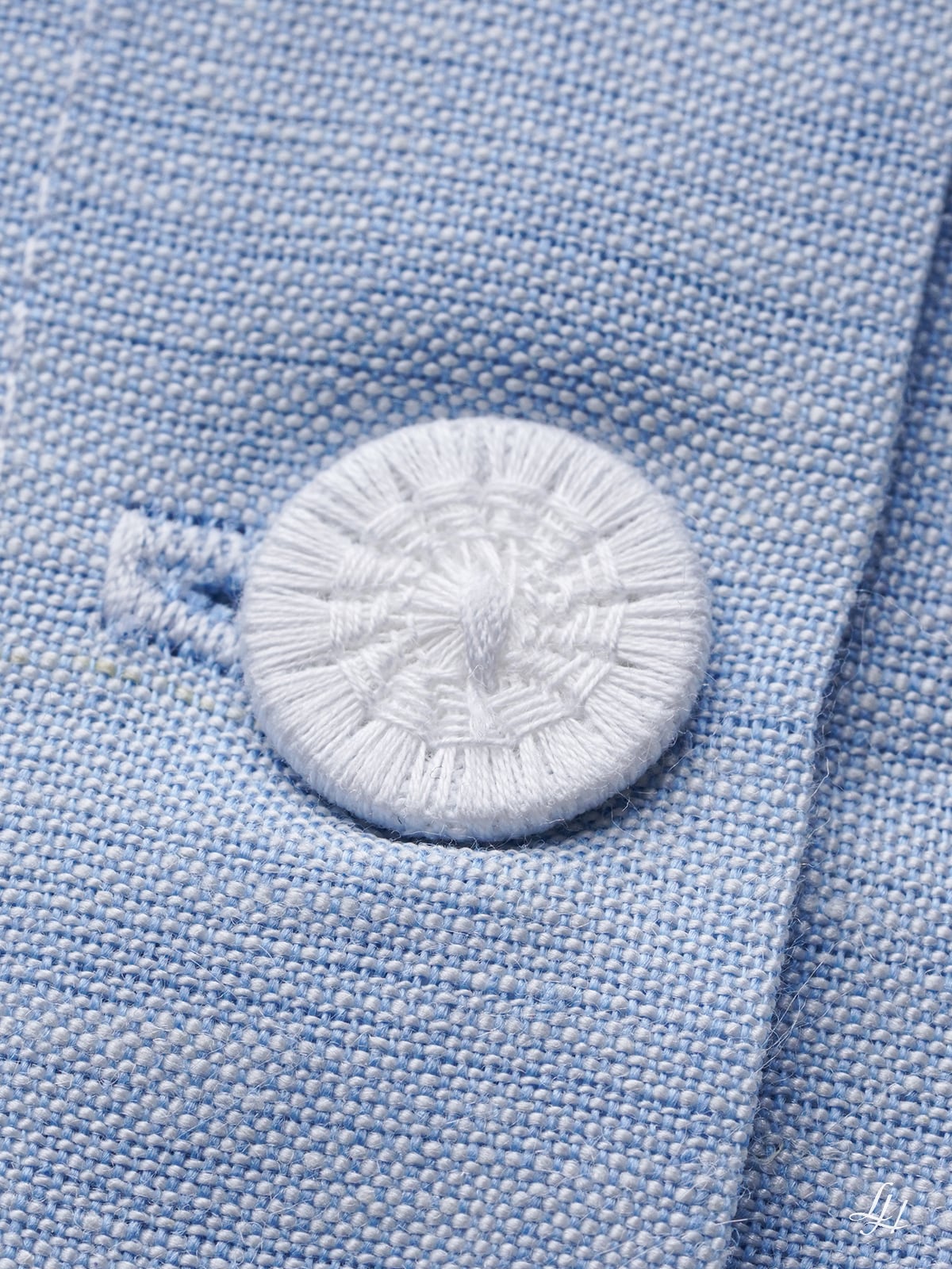 Bettbezug in Reinleinen-mittelgrob in Uni-Farbe Hellblau; Knopf im Detail
