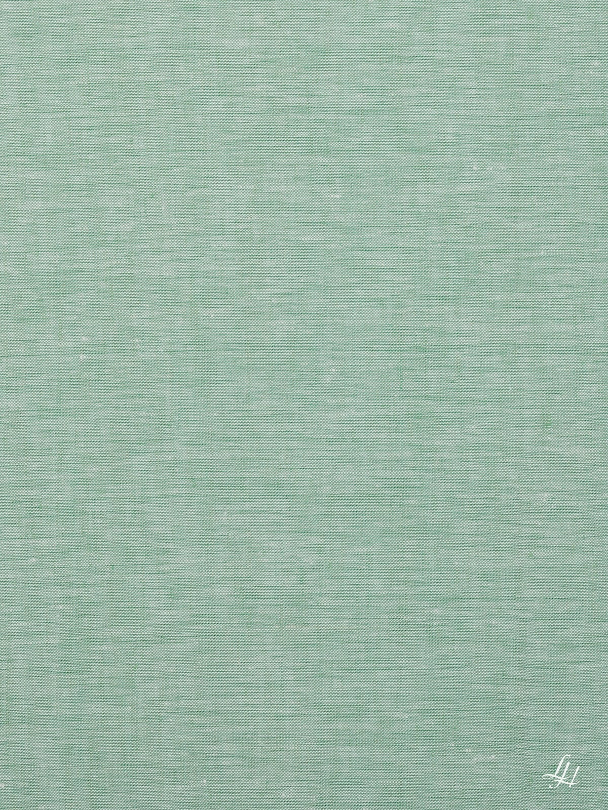 Mittelgrober grüner Leinen Kissenbezug, langlebig, hypoallergen, mit feiner Struktur und weißem Logo unten rechts.