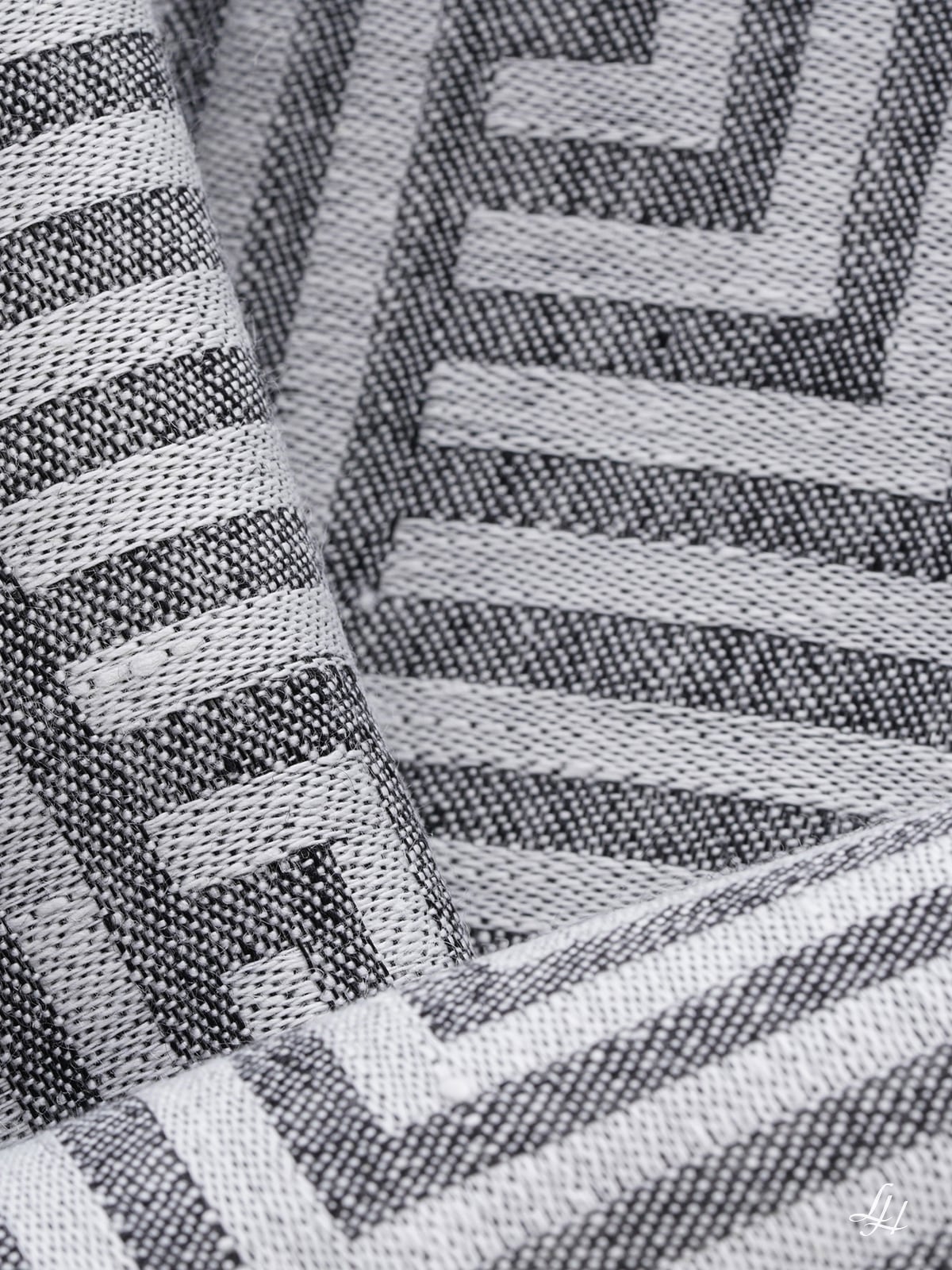 Kissenbezug aus Leinendamast im Muster "MEANDER" von 'Fortschritt Berlin' - Nahaufnahme