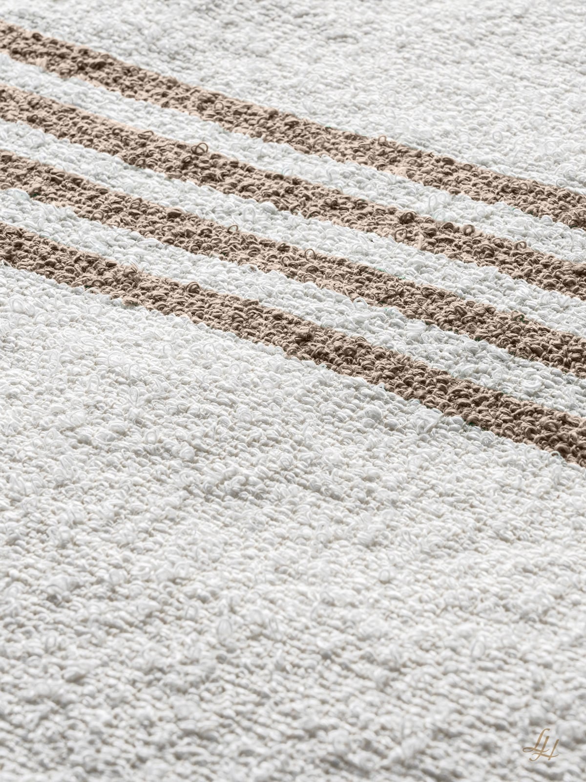 Badetuch aus Leinenfrotté-Reinweiß mit Farbstreifen Natur im Detail