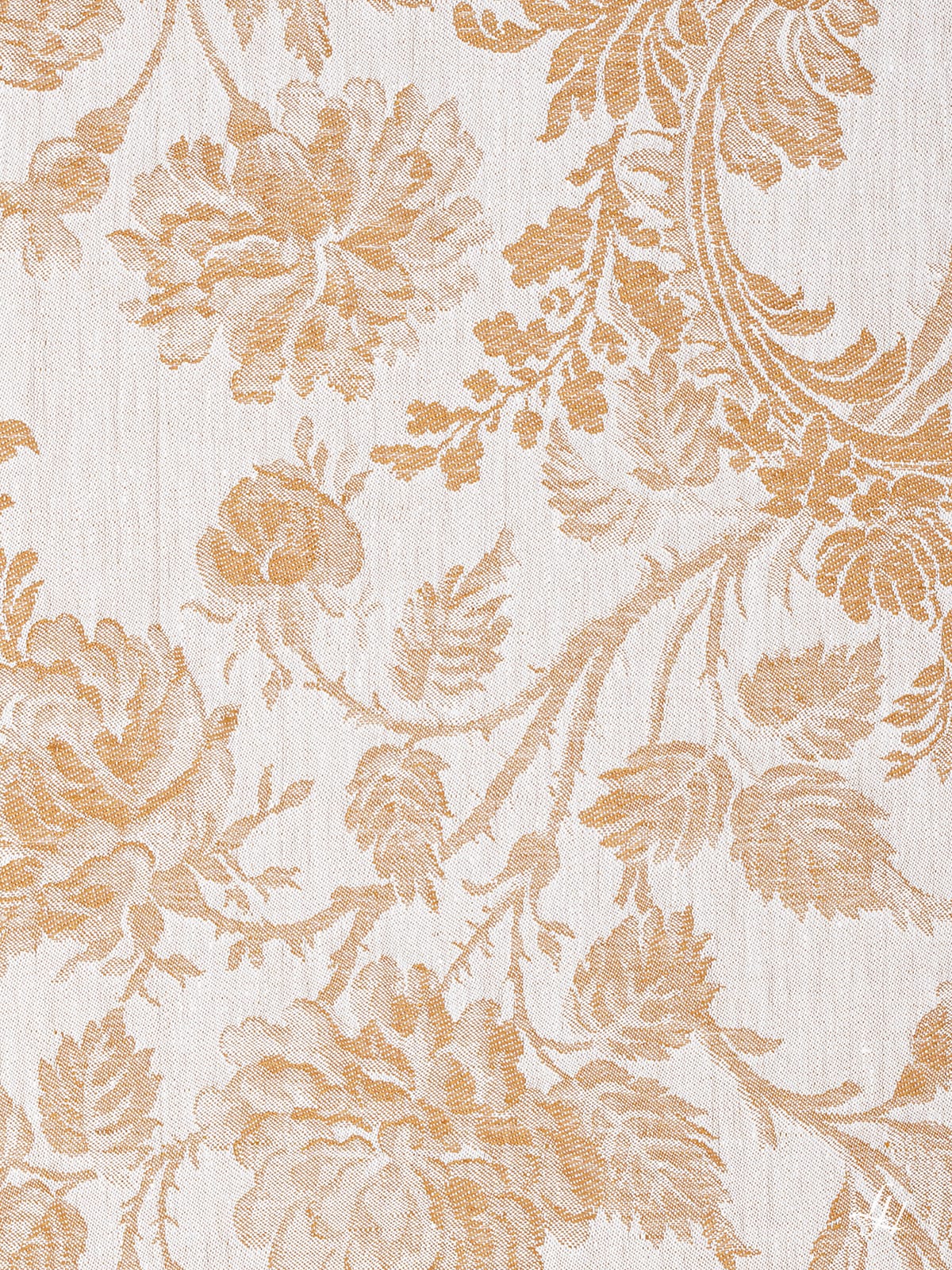 Chrysantheme Gold (Hell) Blumendamast auf weißem Stoff, mit großen Blüten, Blättern und Ranken in einem sich wiederholenden Muster.